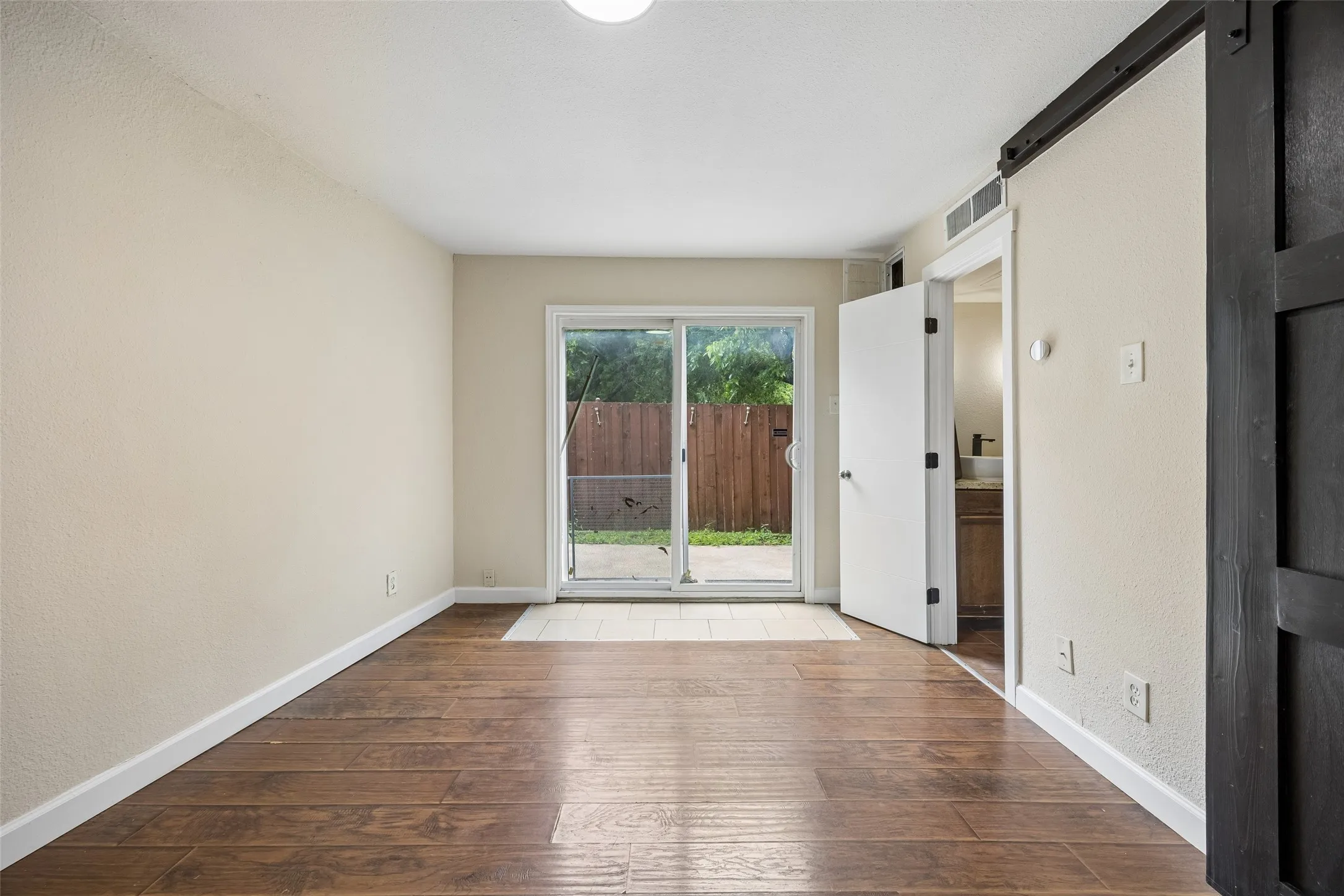 Condominium For Sale in Dallas County , 6503 Ridgecrest Road 109I, Dallas, Texas 75231, 1 Bedroom, 2 Bathroom, Garage spaces, 893 Sqft, built in 1980, mls#21310687, Real Estate Agent in Dallas, Homes For Sale in Dallas county, Homes For Sale in Dallas, Realtor in Dallas Texas, Real Estate Brokerage Independent Realty Texas, Luminita Cordes Realtor