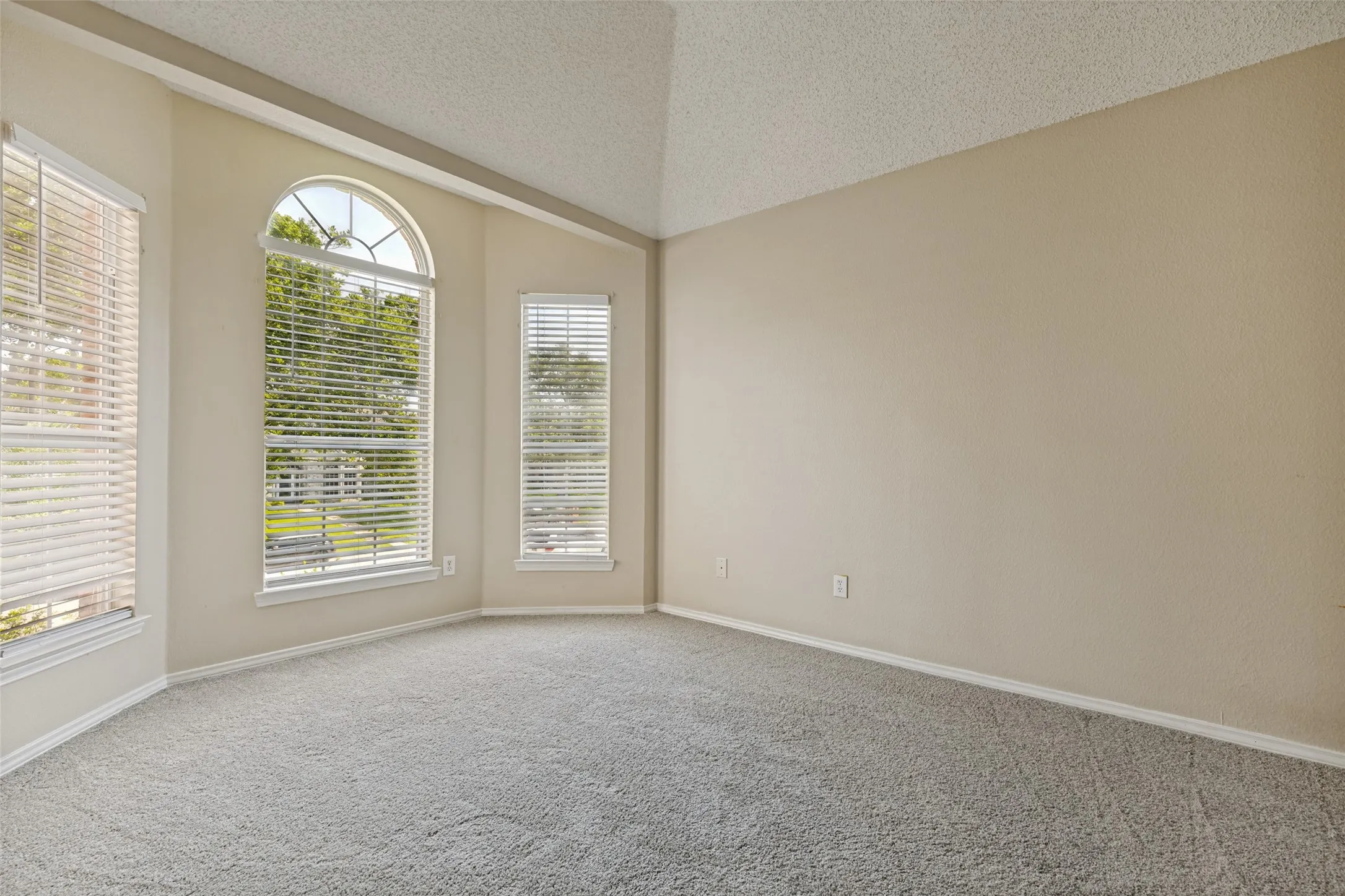 Single Family Residence For Sale in Collin County , 5604 Exeter Drive, Richardson, Texas 75082, 5 Bedroom, 4 Bathroom, 2 Garage spaces, 4,048 Sqft, built in 1992, mls#21310849, Real Estate Agent in Richardson, Homes For Sale in Collin county, Homes For Sale in Richardson, Realtor in Richardson Texas, Real Estate Brokerage Independent Realty Texas, Luminita Cordes Realtor