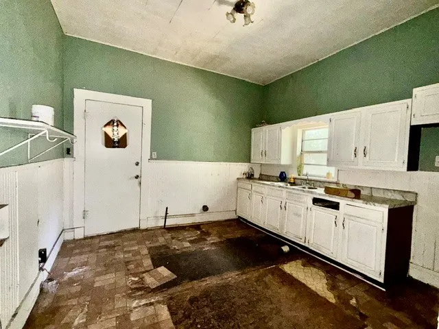 Single Family Residence For Sale in Lamar County , 107 8th Street NE, Paris, Texas 75460, 2 Bedroom, 1 Bathroom, Garage spaces, 1,180 Sqft, built in 1985, mls#21314084, Real Estate Agent in Paris, Homes For Sale in Lamar county, Homes For Sale in Paris, Realtor in Paris Texas, Real Estate Brokerage Independent Realty Texas, Luminita Cordes Realtor