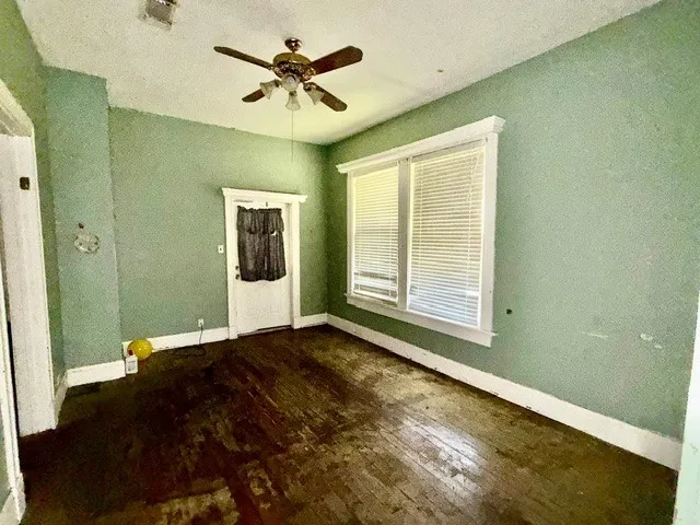 Single Family Residence For Sale in Lamar County , 107 8th Street NE, Paris, Texas 75460, 2 Bedroom, 1 Bathroom, Garage spaces, 1,180 Sqft, built in 1985, mls#21314084, Real Estate Agent in Paris, Homes For Sale in Lamar county, Homes For Sale in Paris, Realtor in Paris Texas, Real Estate Brokerage Independent Realty Texas, Luminita Cordes Realtor