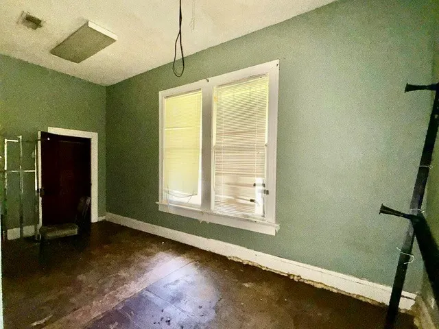 Single Family Residence For Sale in Lamar County , 107 8th Street NE, Paris, Texas 75460, 2 Bedroom, 1 Bathroom, Garage spaces, 1,180 Sqft, built in 1985, mls#21314084, Real Estate Agent in Paris, Homes For Sale in Lamar county, Homes For Sale in Paris, Realtor in Paris Texas, Real Estate Brokerage Independent Realty Texas, Luminita Cordes Realtor