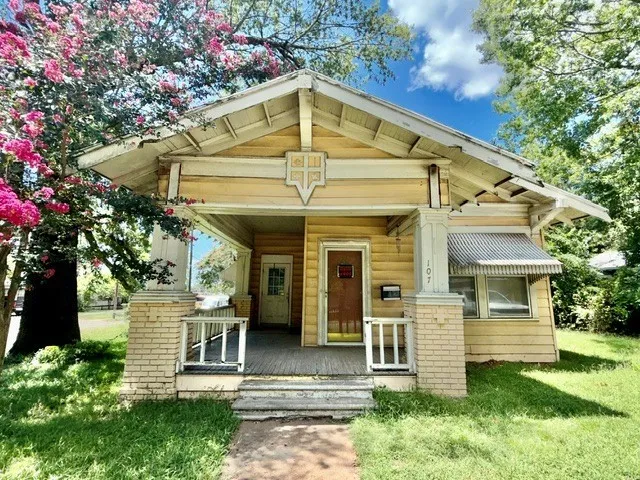 Single Family Residence For Sale in Lamar County , 107 8th Street NE, Paris, Texas 75460, 2 Bedroom, 1 Bathroom, Garage spaces, 1,180 Sqft, built in 1985, mls#21314084, Real Estate Agent in Paris, Homes For Sale in Lamar county, Homes For Sale in Paris, Realtor in Paris Texas, Real Estate Brokerage Independent Realty Texas, Luminita Cordes Realtor