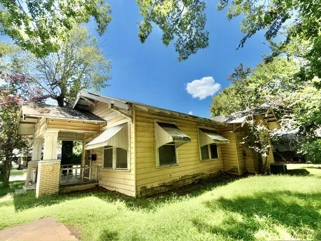 Single Family Residence For Sale in Lamar County , 107 8th Street NE, Paris, Texas 75460, 2 Bedroom, 1 Bathroom, Garage spaces, 1,180 Sqft, built in 1985, mls#21314084, Real Estate Agent in Paris, Homes For Sale in Lamar county, Homes For Sale in Paris, Realtor in Paris Texas, Real Estate Brokerage Independent Realty Texas, Luminita Cordes Realtor