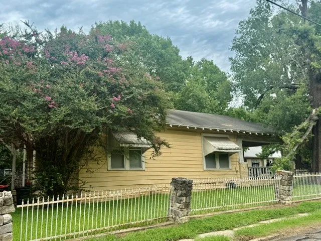 Single Family Residence For Sale in Lamar County , 107 8th Street NE, Paris, Texas 75460, 2 Bedroom, 1 Bathroom, Garage spaces, 1,180 Sqft, built in 1985, mls#21314084, Real Estate Agent in Paris, Homes For Sale in Lamar county, Homes For Sale in Paris, Realtor in Paris Texas, Real Estate Brokerage Independent Realty Texas, Luminita Cordes Realtor