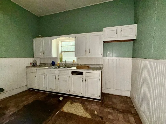 Single Family Residence For Sale in Lamar County , 107 8th Street NE, Paris, Texas 75460, 2 Bedroom, 1 Bathroom, Garage spaces, 1,180 Sqft, built in 1985, mls#21314084, Real Estate Agent in Paris, Homes For Sale in Lamar county, Homes For Sale in Paris, Realtor in Paris Texas, Real Estate Brokerage Independent Realty Texas, Luminita Cordes Realtor