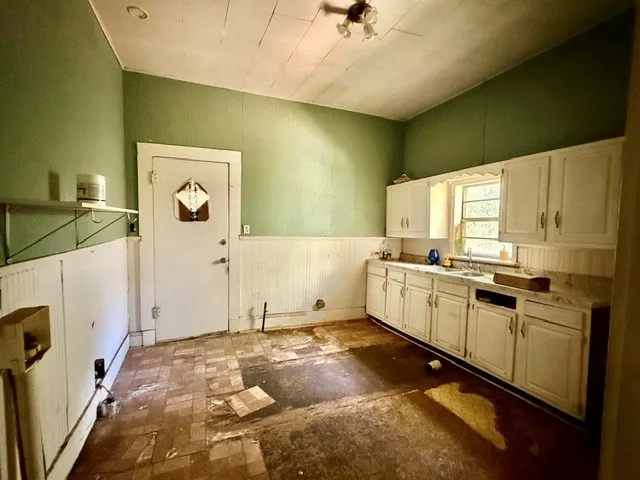 Single Family Residence For Sale in Lamar County , 107 8th Street NE, Paris, Texas 75460, 2 Bedroom, 1 Bathroom, Garage spaces, 1,180 Sqft, built in 1985, mls#21314084, Real Estate Agent in Paris, Homes For Sale in Lamar county, Homes For Sale in Paris, Realtor in Paris Texas, Real Estate Brokerage Independent Realty Texas, Luminita Cordes Realtor