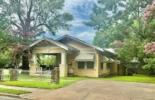 Single Family Residence For Sale in Lamar County , 107 8th Street NE, Paris, Texas 75460, 2 Bedroom, 1 Bathroom, Garage spaces, 1,180 Sqft, built in 1985, mls#21314084, Real Estate Agent in Paris, Homes For Sale in Lamar county, Homes For Sale in Paris, Realtor in Paris Texas, Real Estate Brokerage Independent Realty Texas, Luminita Cordes Realtor