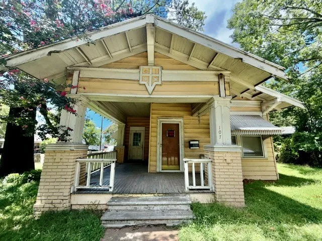 Single Family Residence For Sale in Lamar County , 107 8th Street NE, Paris, Texas 75460, 2 Bedroom, 1 Bathroom, Garage spaces, 1,180 Sqft, built in 1985, mls#21314084, Real Estate Agent in Paris, Homes For Sale in Lamar county, Homes For Sale in Paris, Realtor in Paris Texas, Real Estate Brokerage Independent Realty Texas, Luminita Cordes Realtor