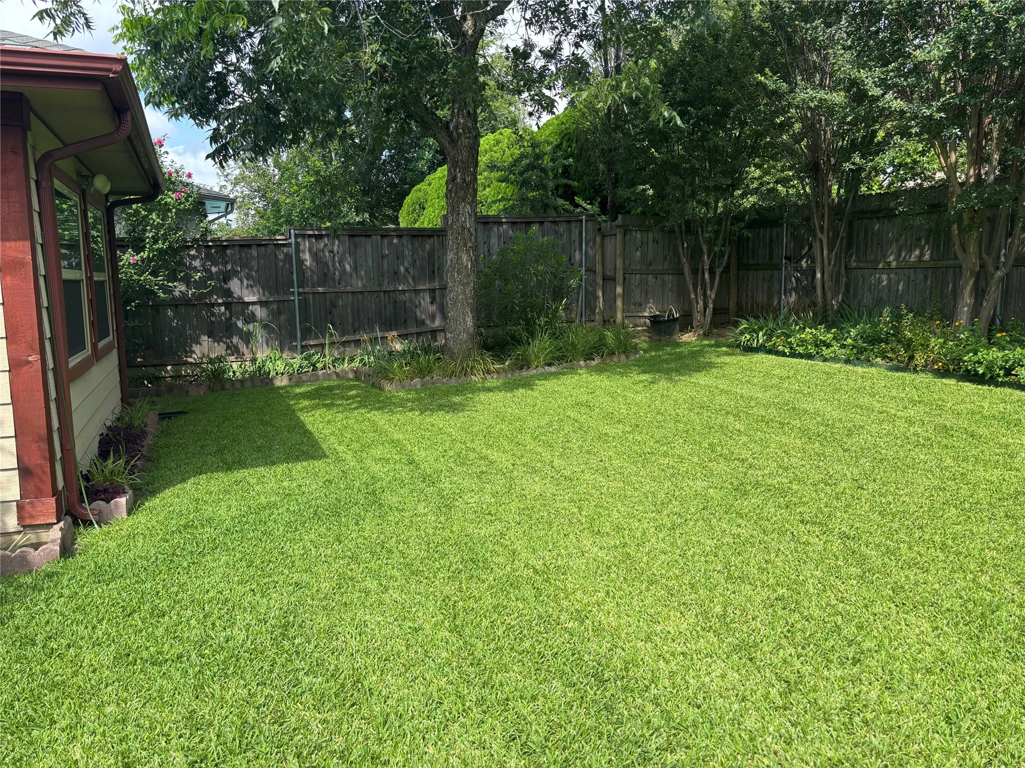Single Family Residence For Sale in Dallas County , 10207 Sweet Gum Street, Dallas, Texas 75249, 3 Bedroom, 2 Bathroom, 2 Garage spaces, 1,722 Sqft, built in 1979, mls#21314045, Real Estate Agent in Dallas, Homes For Sale in Dallas county, Homes For Sale in Dallas, Realtor in Dallas Texas, Real Estate Brokerage Independent Realty Texas, Luminita Cordes Realtor