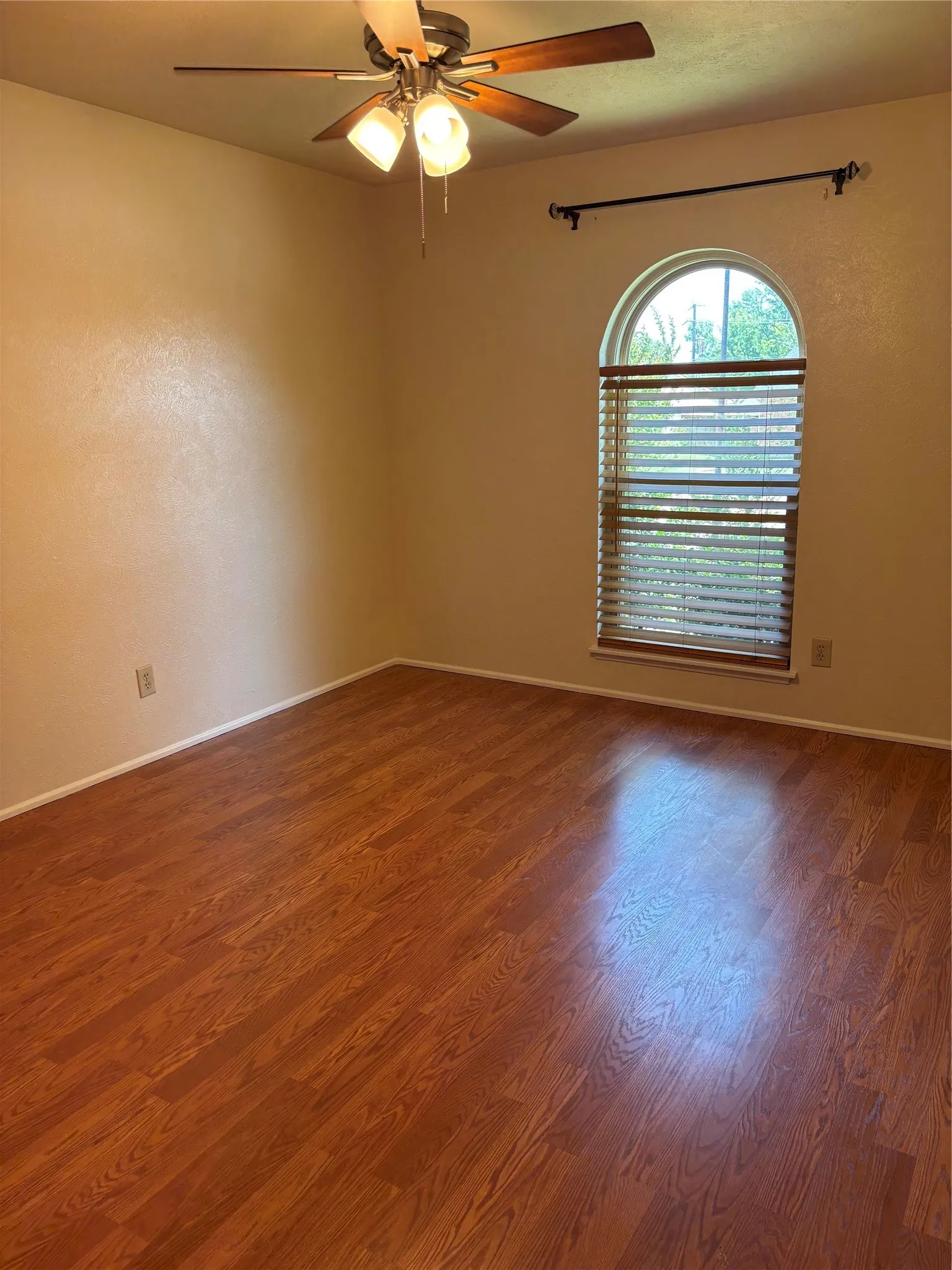 Single Family Residence For Sale in Dallas County , 10207 Sweet Gum Street, Dallas, Texas 75249, 3 Bedroom, 2 Bathroom, 2 Garage spaces, 1,722 Sqft, built in 1979, mls#21314045, Real Estate Agent in Dallas, Homes For Sale in Dallas county, Homes For Sale in Dallas, Realtor in Dallas Texas, Real Estate Brokerage Independent Realty Texas, Luminita Cordes Realtor