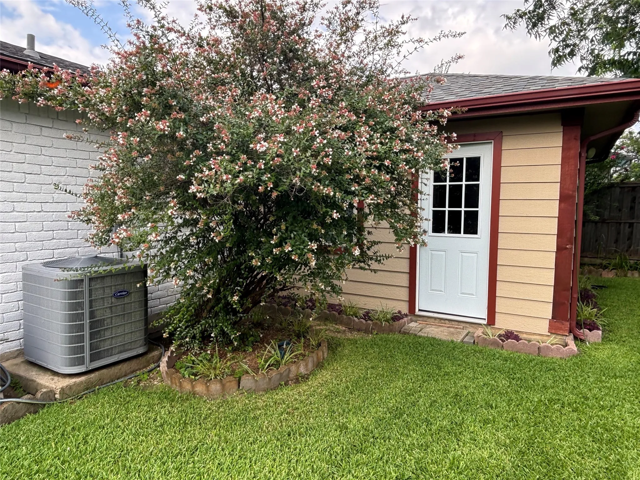 Single Family Residence For Sale in Dallas County , 10207 Sweet Gum Street, Dallas, Texas 75249, 3 Bedroom, 2 Bathroom, 2 Garage spaces, 1,722 Sqft, built in 1979, mls#21314045, Real Estate Agent in Dallas, Homes For Sale in Dallas county, Homes For Sale in Dallas, Realtor in Dallas Texas, Real Estate Brokerage Independent Realty Texas, Luminita Cordes Realtor