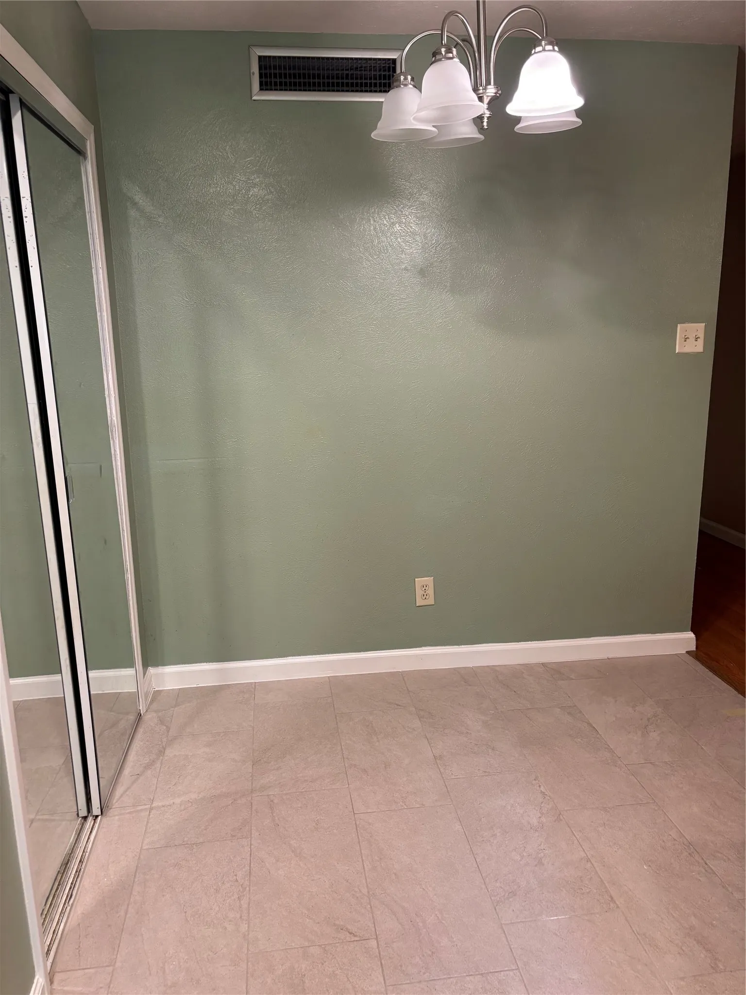 Single Family Residence For Sale in Dallas County , 10207 Sweet Gum Street, Dallas, Texas 75249, 3 Bedroom, 2 Bathroom, 2 Garage spaces, 1,722 Sqft, built in 1979, mls#21314045, Real Estate Agent in Dallas, Homes For Sale in Dallas county, Homes For Sale in Dallas, Realtor in Dallas Texas, Real Estate Brokerage Independent Realty Texas, Luminita Cordes Realtor
