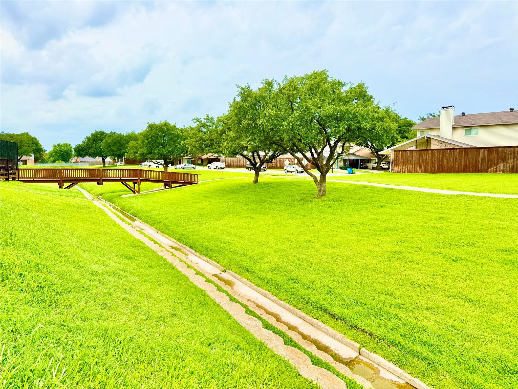 Townhouse For Sale in Dallas County , 2010 Via Sonoma, Carrollton, Texas 75006, 3 Bedroom, 2 Bathroom, Garage spaces, 1,472 Sqft, built in 1974, mls#21313901, Real Estate Agent in Carrollton, Homes For Sale in Dallas county, Homes For Sale in Carrollton, Realtor in Carrollton Texas, Real Estate Brokerage Independent Realty Texas, Luminita Cordes Realtor