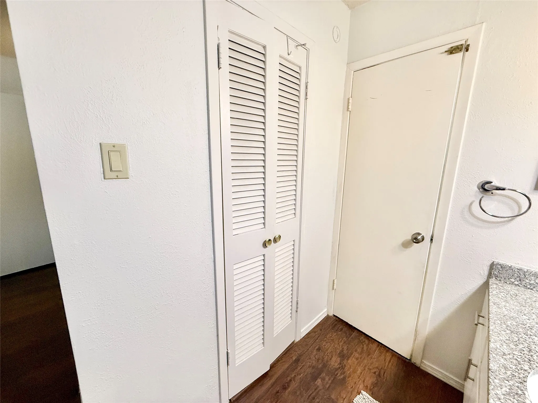 Townhouse For Sale in Dallas County , 2010 Via Sonoma, Carrollton, Texas 75006, 3 Bedroom, 2 Bathroom, Garage spaces, 1,472 Sqft, built in 1974, mls#21313901, Real Estate Agent in Carrollton, Homes For Sale in Dallas county, Homes For Sale in Carrollton, Realtor in Carrollton Texas, Real Estate Brokerage Independent Realty Texas, Luminita Cordes Realtor