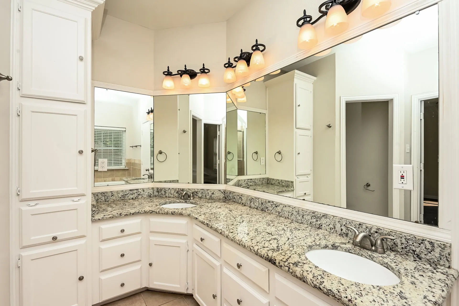 Single Family Residence For Sale in Tarrant County , 2057 Spinnaker Lane, Azle, Texas 76020, 4 Bedroom, 3 Bathroom, 2 Garage spaces, 2,604 Sqft, built in 1988, mls#21309170, Real Estate Agent in Azle, Homes For Sale in Tarrant county, Homes For Sale in Azle, Realtor in Azle Texas, Real Estate Brokerage Independent Realty Texas, Luminita Cordes Realtor