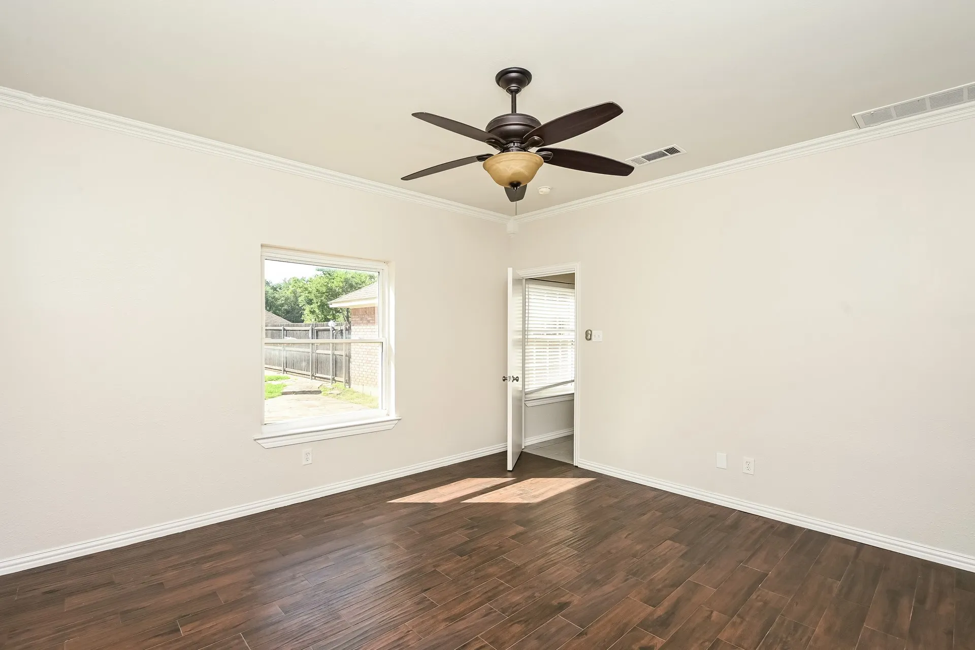 Single Family Residence For Sale in Tarrant County , 2057 Spinnaker Lane, Azle, Texas 76020, 4 Bedroom, 3 Bathroom, 2 Garage spaces, 2,604 Sqft, built in 1988, mls#21309170, Real Estate Agent in Azle, Homes For Sale in Tarrant county, Homes For Sale in Azle, Realtor in Azle Texas, Real Estate Brokerage Independent Realty Texas, Luminita Cordes Realtor