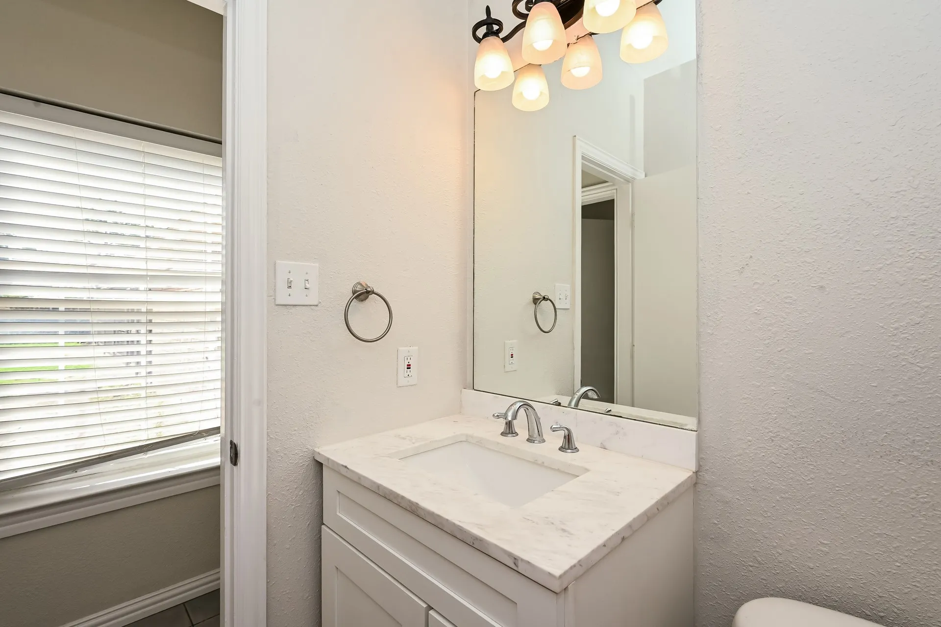 Single Family Residence For Sale in Tarrant County , 2057 Spinnaker Lane, Azle, Texas 76020, 4 Bedroom, 3 Bathroom, 2 Garage spaces, 2,604 Sqft, built in 1988, mls#21309170, Real Estate Agent in Azle, Homes For Sale in Tarrant county, Homes For Sale in Azle, Realtor in Azle Texas, Real Estate Brokerage Independent Realty Texas, Luminita Cordes Realtor