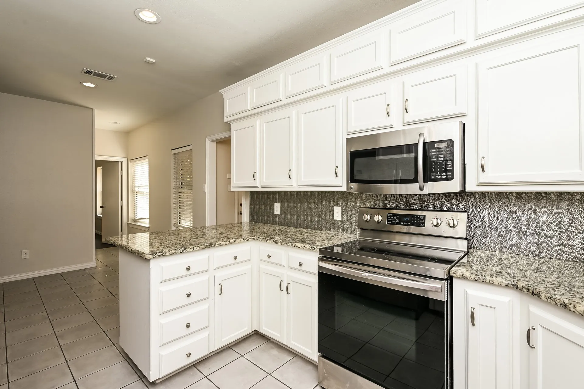 Single Family Residence For Sale in Tarrant County , 2057 Spinnaker Lane, Azle, Texas 76020, 4 Bedroom, 3 Bathroom, 2 Garage spaces, 2,604 Sqft, built in 1988, mls#21309170, Real Estate Agent in Azle, Homes For Sale in Tarrant county, Homes For Sale in Azle, Realtor in Azle Texas, Real Estate Brokerage Independent Realty Texas, Luminita Cordes Realtor