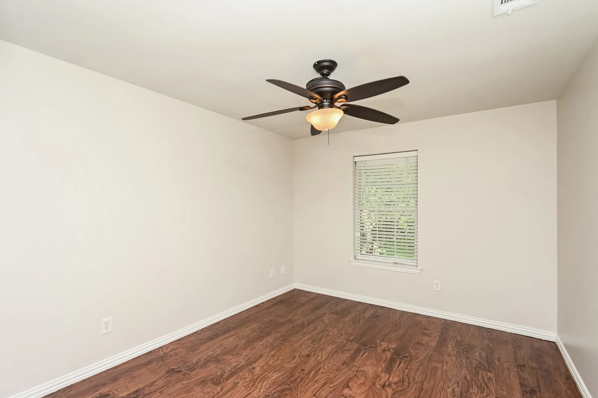 Single Family Residence For Sale in Tarrant County , 2057 Spinnaker Lane, Azle, Texas 76020, 4 Bedroom, 3 Bathroom, 2 Garage spaces, 2,604 Sqft, built in 1988, mls#21309170, Real Estate Agent in Azle, Homes For Sale in Tarrant county, Homes For Sale in Azle, Realtor in Azle Texas, Real Estate Brokerage Independent Realty Texas, Luminita Cordes Realtor
