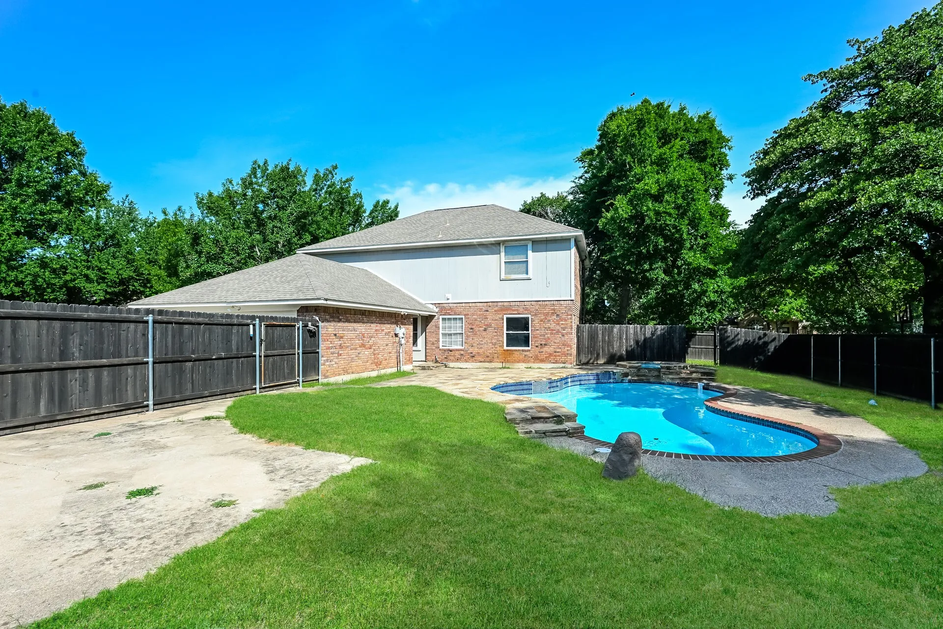 Single Family Residence For Sale in Tarrant County , 2057 Spinnaker Lane, Azle, Texas 76020, 4 Bedroom, 3 Bathroom, 2 Garage spaces, 2,604 Sqft, built in 1988, mls#21309170, Real Estate Agent in Azle, Homes For Sale in Tarrant county, Homes For Sale in Azle, Realtor in Azle Texas, Real Estate Brokerage Independent Realty Texas, Luminita Cordes Realtor