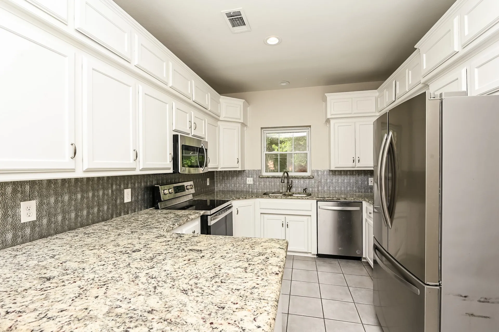 Single Family Residence For Sale in Tarrant County , 2057 Spinnaker Lane, Azle, Texas 76020, 4 Bedroom, 3 Bathroom, 2 Garage spaces, 2,604 Sqft, built in 1988, mls#21309170, Real Estate Agent in Azle, Homes For Sale in Tarrant county, Homes For Sale in Azle, Realtor in Azle Texas, Real Estate Brokerage Independent Realty Texas, Luminita Cordes Realtor