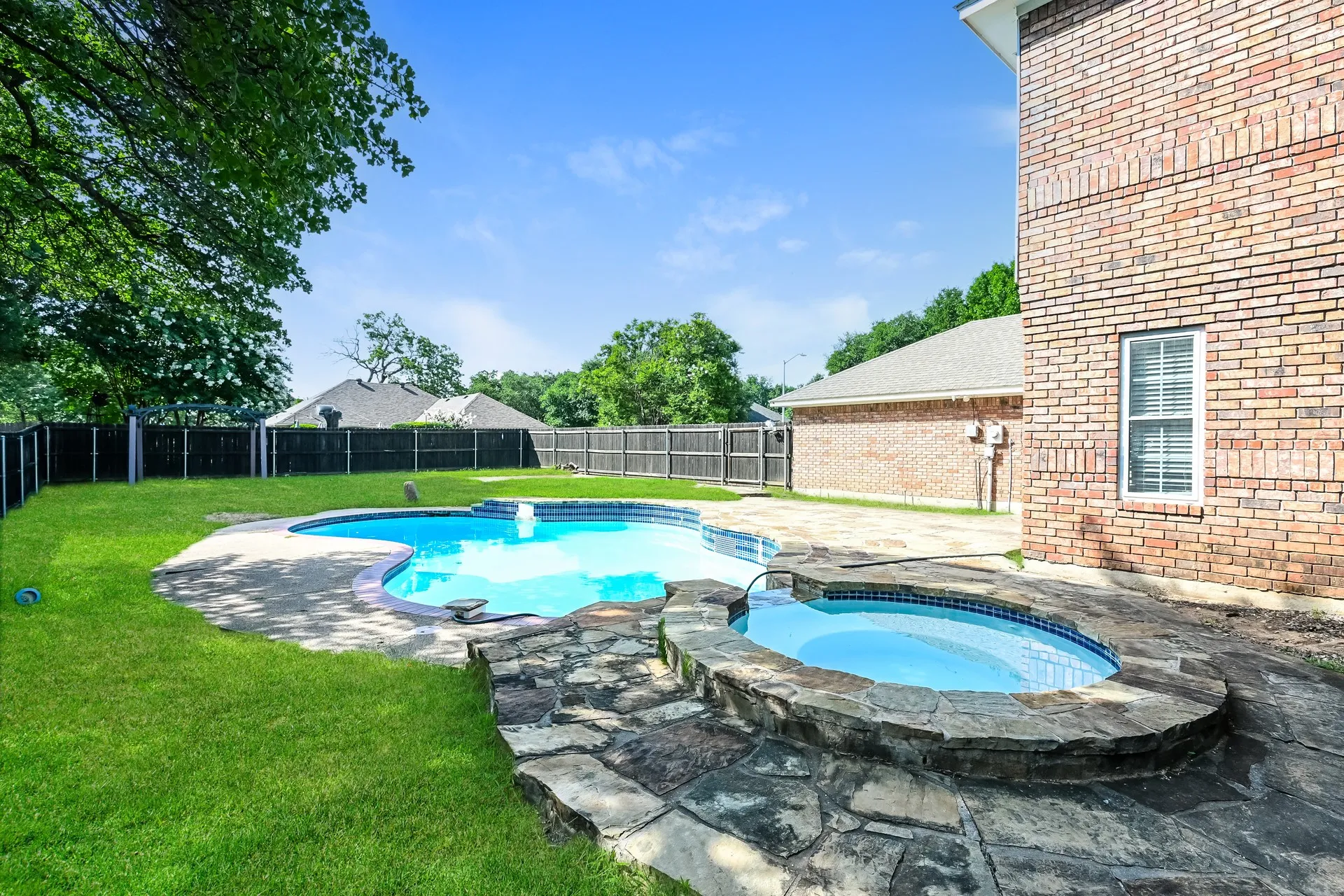 Single Family Residence For Sale in Tarrant County , 2057 Spinnaker Lane, Azle, Texas 76020, 4 Bedroom, 3 Bathroom, 2 Garage spaces, 2,604 Sqft, built in 1988, mls#21309170, Real Estate Agent in Azle, Homes For Sale in Tarrant county, Homes For Sale in Azle, Realtor in Azle Texas, Real Estate Brokerage Independent Realty Texas, Luminita Cordes Realtor