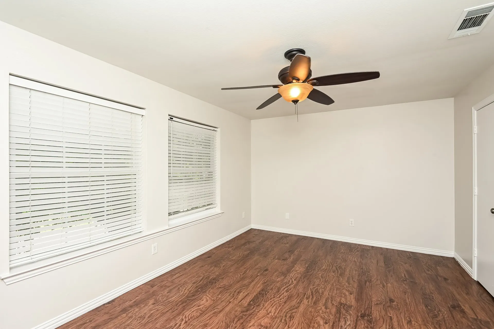 Single Family Residence For Sale in Tarrant County , 2057 Spinnaker Lane, Azle, Texas 76020, 4 Bedroom, 3 Bathroom, 2 Garage spaces, 2,604 Sqft, built in 1988, mls#21309170, Real Estate Agent in Azle, Homes For Sale in Tarrant county, Homes For Sale in Azle, Realtor in Azle Texas, Real Estate Brokerage Independent Realty Texas, Luminita Cordes Realtor
