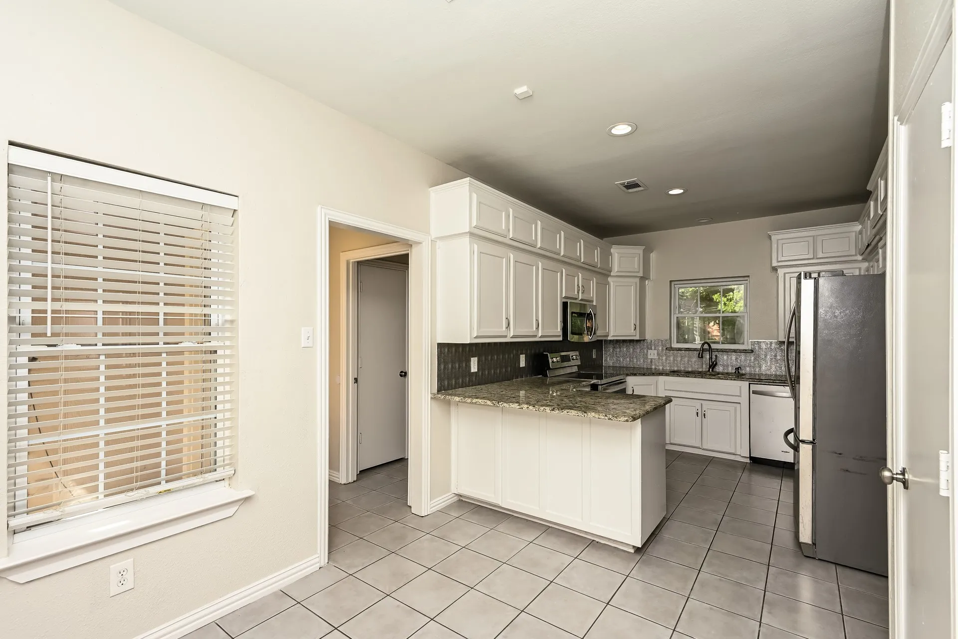 Single Family Residence For Sale in Tarrant County , 2057 Spinnaker Lane, Azle, Texas 76020, 4 Bedroom, 3 Bathroom, 2 Garage spaces, 2,604 Sqft, built in 1988, mls#21309170, Real Estate Agent in Azle, Homes For Sale in Tarrant county, Homes For Sale in Azle, Realtor in Azle Texas, Real Estate Brokerage Independent Realty Texas, Luminita Cordes Realtor