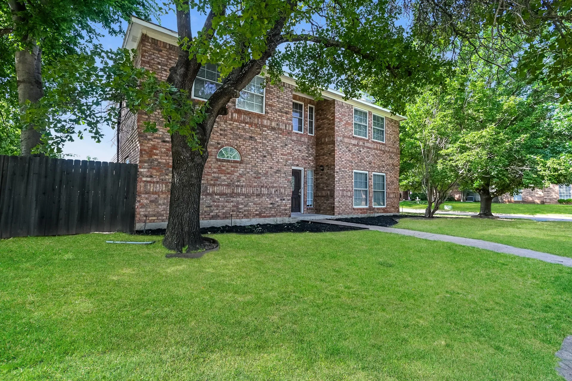 Single Family Residence For Sale in Tarrant County , 2057 Spinnaker Lane, Azle, Texas 76020, 4 Bedroom, 3 Bathroom, 2 Garage spaces, 2,604 Sqft, built in 1988, mls#21309170, Real Estate Agent in Azle, Homes For Sale in Tarrant county, Homes For Sale in Azle, Realtor in Azle Texas, Real Estate Brokerage Independent Realty Texas, Luminita Cordes Realtor
