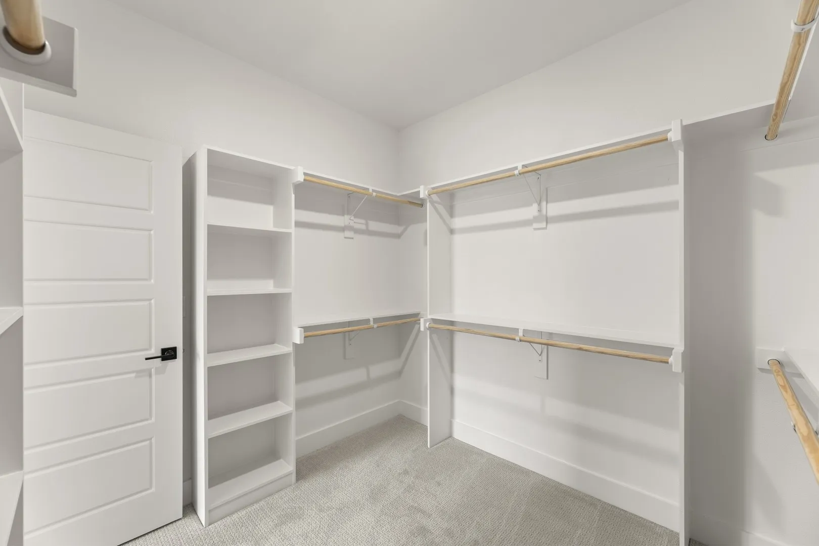 17_18. 2520 Honor - Closet