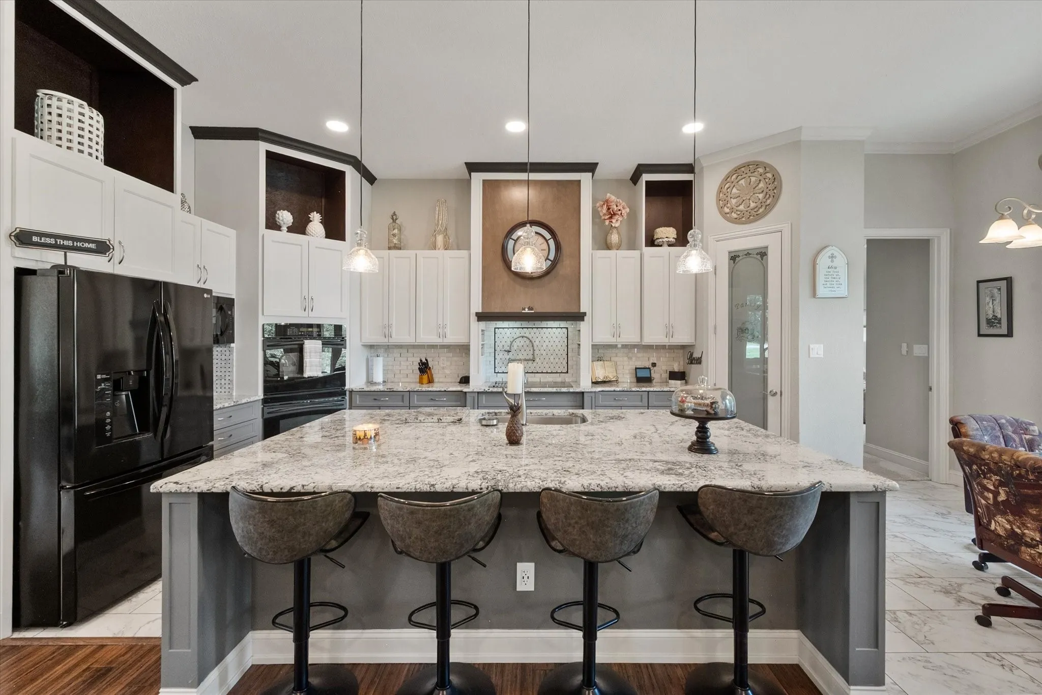 Single Family Residence For Sale in Navarro County , 930 Waters Edge Drive, Corsicana, Texas 75109, 3 Bedroom, 3 Bathroom, 3 Garage spaces, 3,138 Sqft, built in 2021, mls#21313833, Real Estate Agent in Corsicana, Homes For Sale in Navarro county, Homes For Sale in Corsicana, Realtor in Corsicana Texas, Real Estate Brokerage Independent Realty Texas, Luminita Cordes Realtor