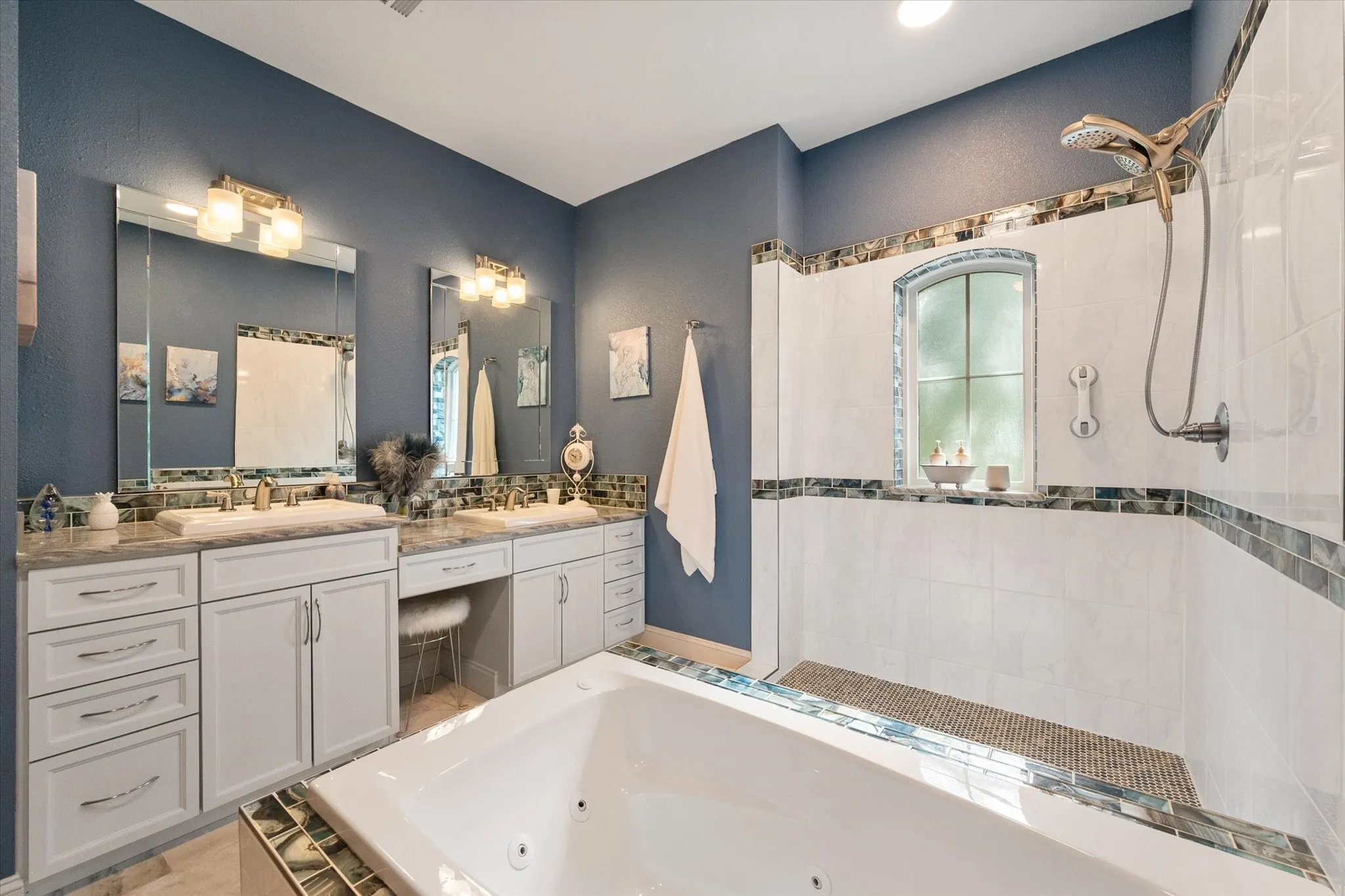 Single Family Residence For Sale in Navarro County , 930 Waters Edge Drive, Corsicana, Texas 75109, 3 Bedroom, 3 Bathroom, 3 Garage spaces, 3,138 Sqft, built in 2021, mls#21313833, Real Estate Agent in Corsicana, Homes For Sale in Navarro county, Homes For Sale in Corsicana, Realtor in Corsicana Texas, Real Estate Brokerage Independent Realty Texas, Luminita Cordes Realtor