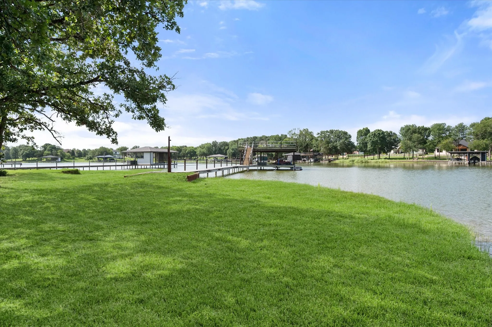 Single Family Residence For Sale in Navarro County , 930 Waters Edge Drive, Corsicana, Texas 75109, 3 Bedroom, 3 Bathroom, 3 Garage spaces, 3,138 Sqft, built in 2021, mls#21313833, Real Estate Agent in Corsicana, Homes For Sale in Navarro county, Homes For Sale in Corsicana, Realtor in Corsicana Texas, Real Estate Brokerage Independent Realty Texas, Luminita Cordes Realtor
