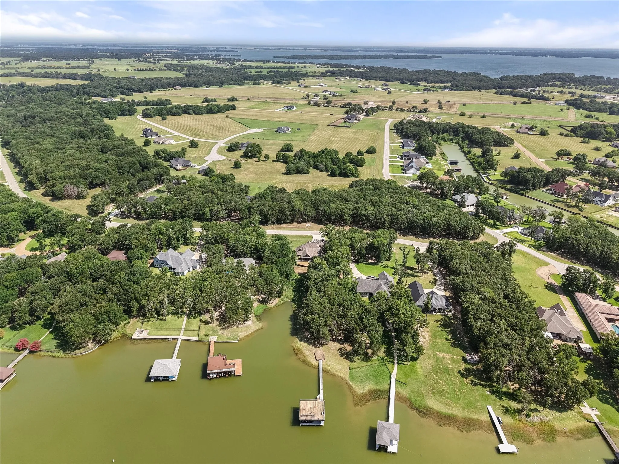 Single Family Residence For Sale in Navarro County , 930 Waters Edge Drive, Corsicana, Texas 75109, 3 Bedroom, 3 Bathroom, 3 Garage spaces, 3,138 Sqft, built in 2021, mls#21313833, Real Estate Agent in Corsicana, Homes For Sale in Navarro county, Homes For Sale in Corsicana, Realtor in Corsicana Texas, Real Estate Brokerage Independent Realty Texas, Luminita Cordes Realtor