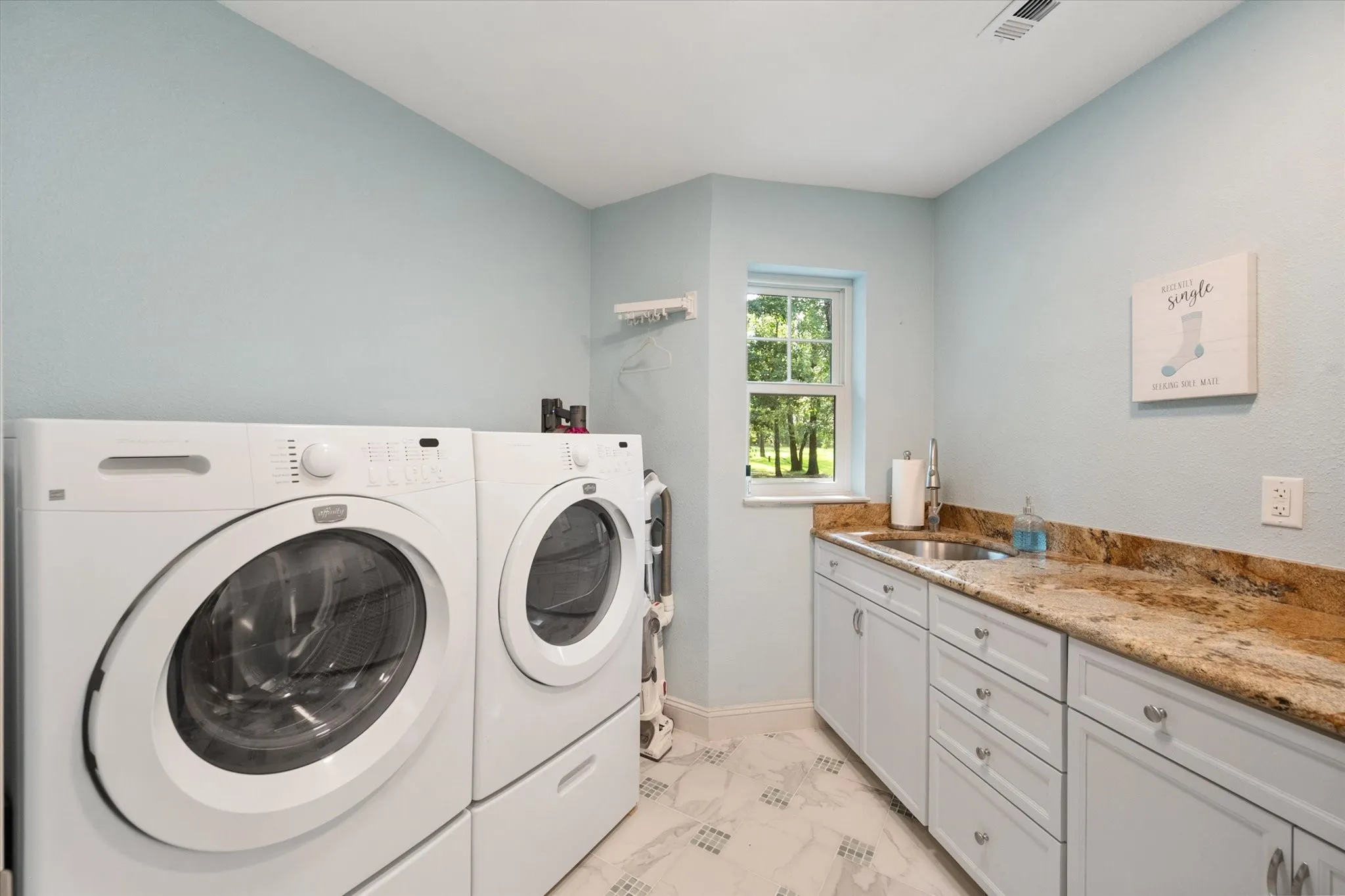 Single Family Residence For Sale in Navarro County , 930 Waters Edge Drive, Corsicana, Texas 75109, 3 Bedroom, 3 Bathroom, 3 Garage spaces, 3,138 Sqft, built in 2021, mls#21313833, Real Estate Agent in Corsicana, Homes For Sale in Navarro county, Homes For Sale in Corsicana, Realtor in Corsicana Texas, Real Estate Brokerage Independent Realty Texas, Luminita Cordes Realtor