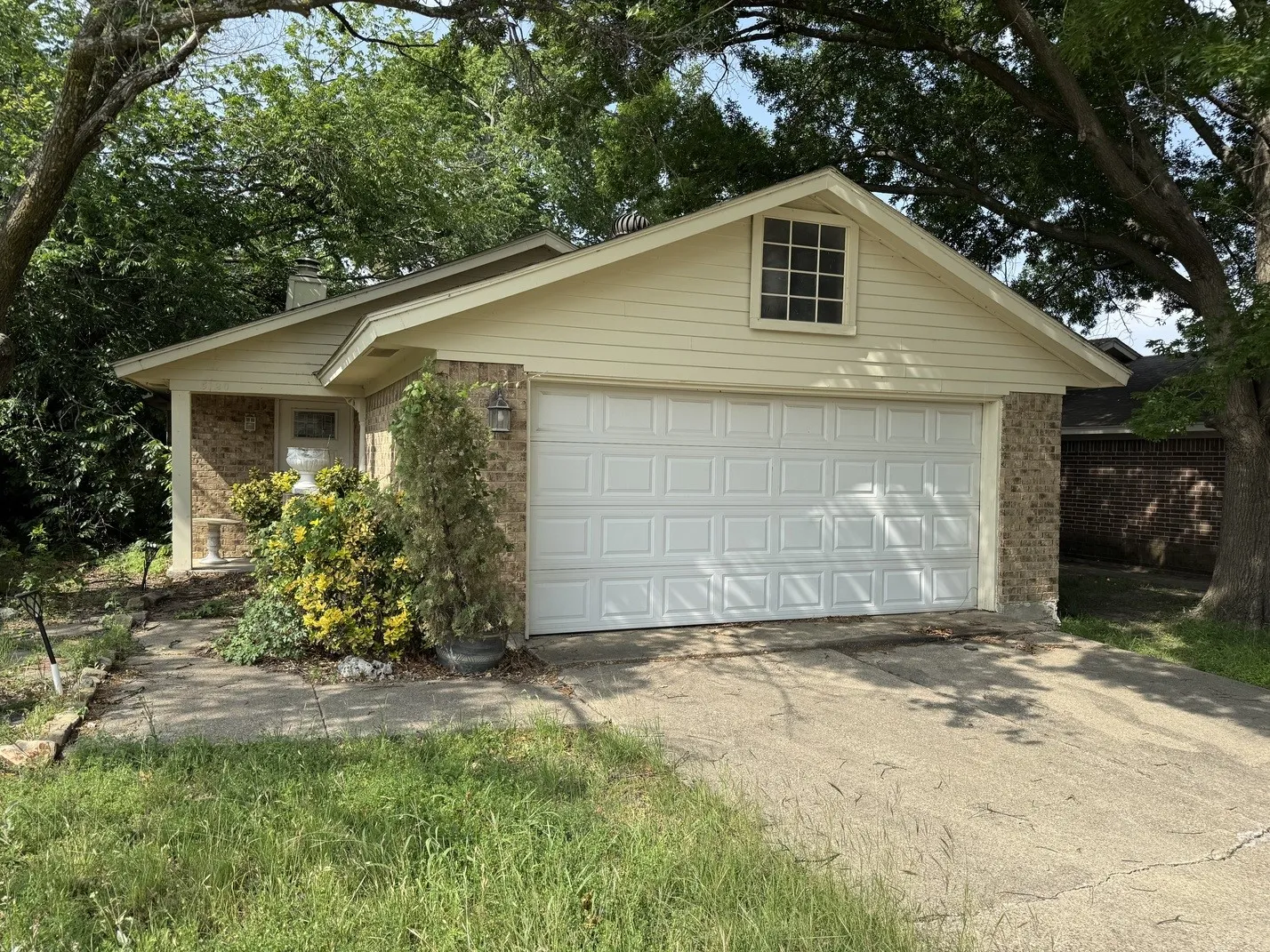Single Family Residence For Sale in Dallas County , 5120 Shoregate Square, Garland, Texas 75043, 3 Bedroom, 2 Bathroom, 2 Garage spaces, 1,334 Sqft, built in 1981, mls#21307871, Real Estate Agent in Garland, Homes For Sale in Dallas county, Homes For Sale in Garland, Realtor in Garland Texas, Real Estate Brokerage Independent Realty Texas, Luminita Cordes Realtor
