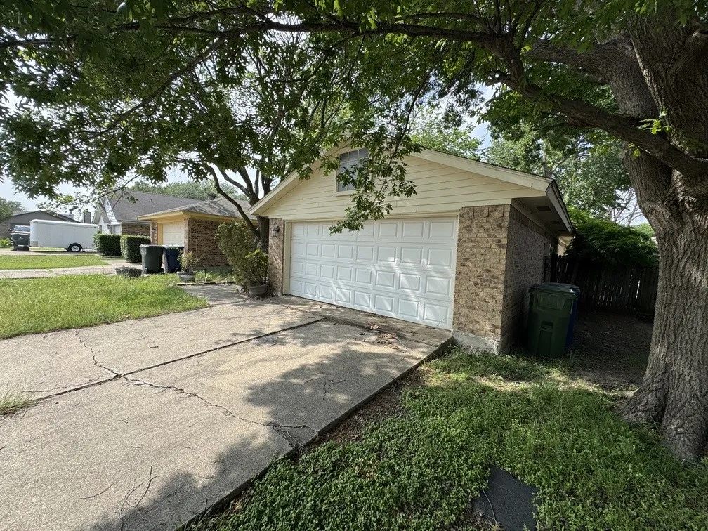 Single Family Residence For Sale in Dallas County , 5120 Shoregate Square, Garland, Texas 75043, 3 Bedroom, 2 Bathroom, 2 Garage spaces, 1,334 Sqft, built in 1981, mls#21307871, Real Estate Agent in Garland, Homes For Sale in Dallas county, Homes For Sale in Garland, Realtor in Garland Texas, Real Estate Brokerage Independent Realty Texas, Luminita Cordes Realtor
