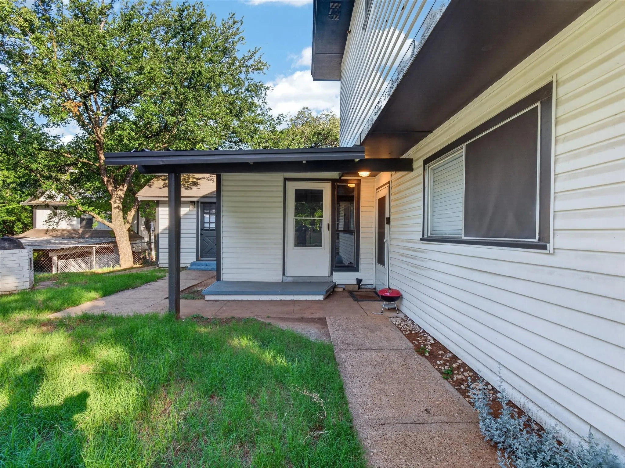 Triplex For Rent in Denton County , 215 Folly Beach Drive B, Lake Dallas, Texas 75065, 2 Bedroom, 1 Bathroom, Garage spaces, 1,000 Sqft, built in 1985, mls#21313481, Real Estate Agent in Lake Dallas, Homes For Rent in Denton county, Homes For Rent in Lake Dallas, Realtor in Lake Dallas Texas, Real Estate Brokerage Independent Realty Texas, Luminita Cordes Realtor