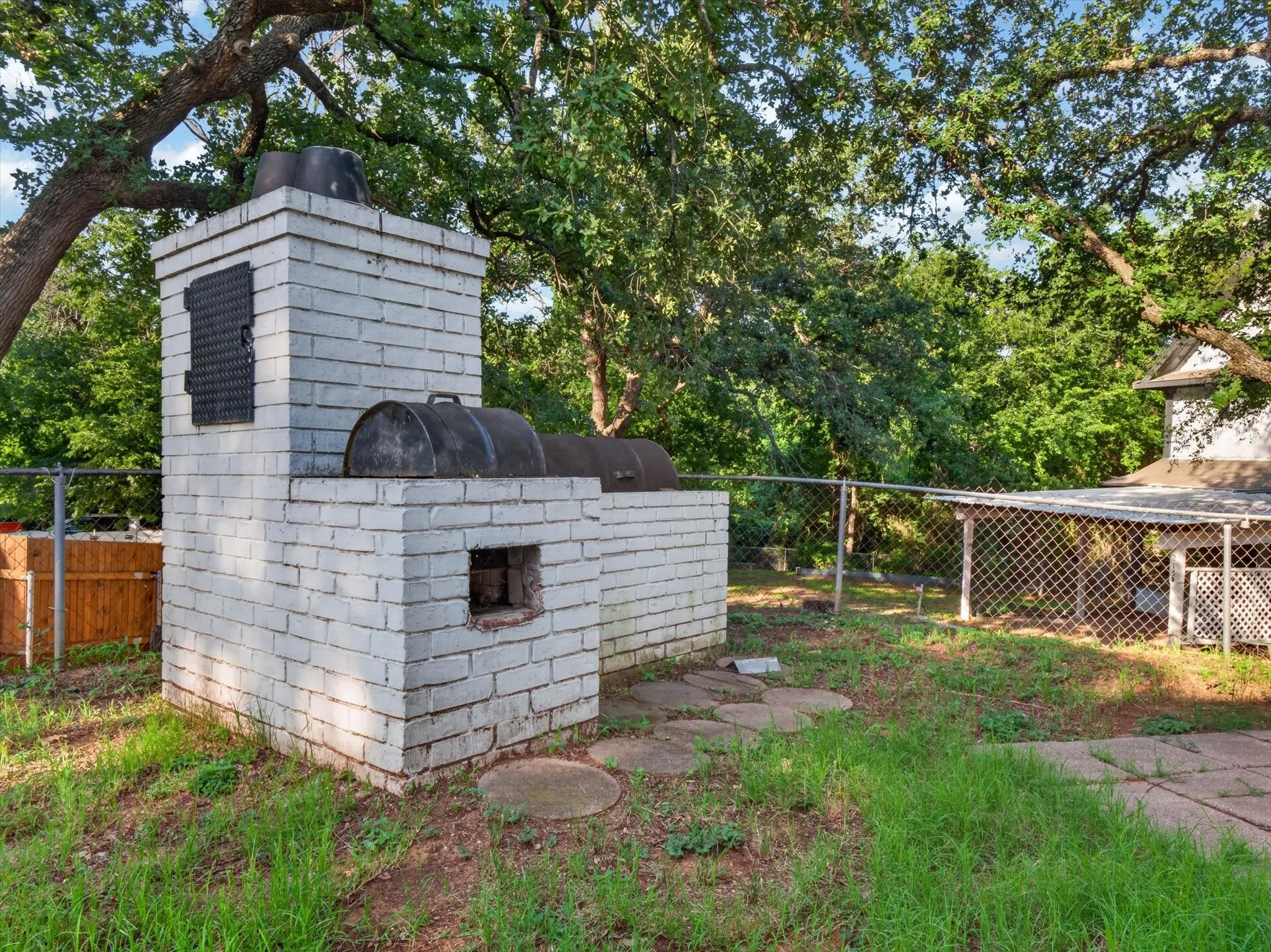 Triplex For Rent in Denton County , 215 Folly Beach Drive B, Lake Dallas, Texas 75065, 2 Bedroom, 1 Bathroom, Garage spaces, 1,000 Sqft, built in 1985, mls#21313481, Real Estate Agent in Lake Dallas, Homes For Rent in Denton county, Homes For Rent in Lake Dallas, Realtor in Lake Dallas Texas, Real Estate Brokerage Independent Realty Texas, Luminita Cordes Realtor