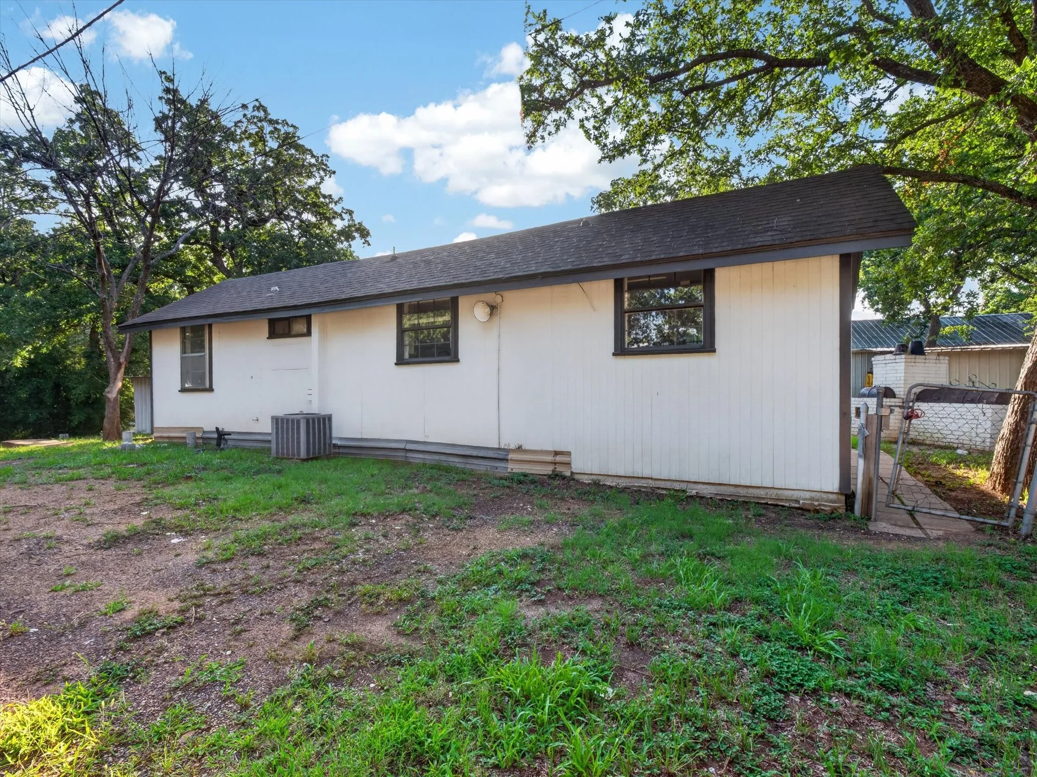 Triplex For Rent in Denton County , 215 Folly Beach Drive B, Lake Dallas, Texas 75065, 2 Bedroom, 1 Bathroom, Garage spaces, 1,000 Sqft, built in 1985, mls#21313481, Real Estate Agent in Lake Dallas, Homes For Rent in Denton county, Homes For Rent in Lake Dallas, Realtor in Lake Dallas Texas, Real Estate Brokerage Independent Realty Texas, Luminita Cordes Realtor