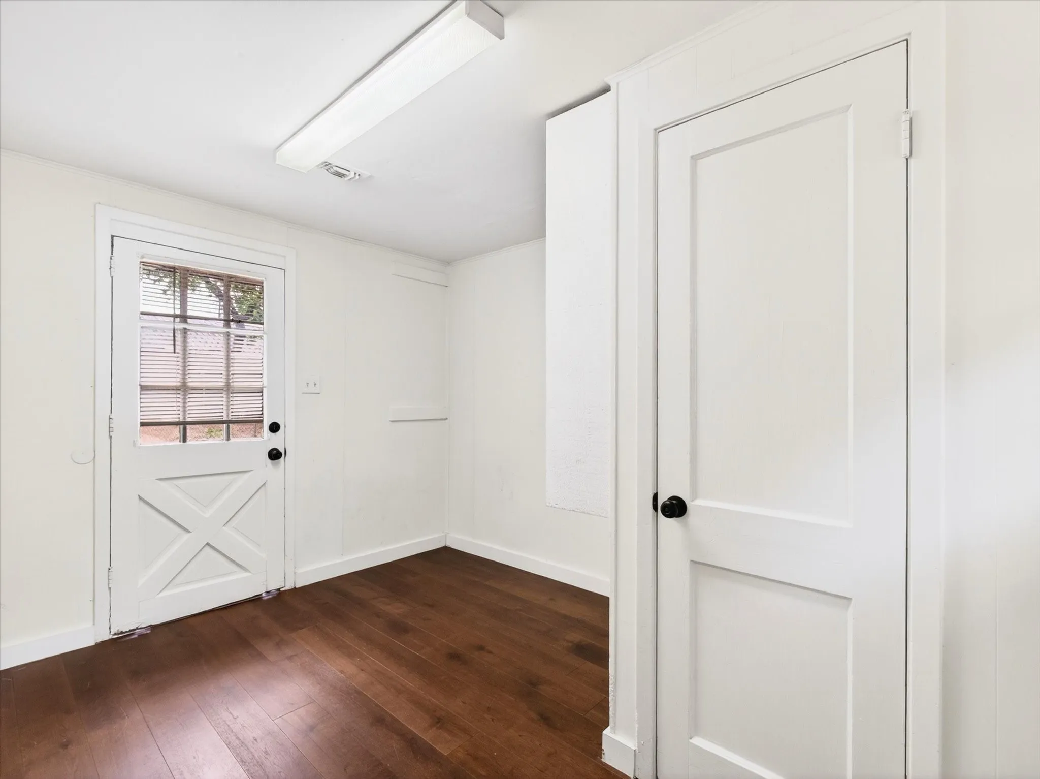 Triplex For Rent in Denton County , 215 Folly Beach Drive B, Lake Dallas, Texas 75065, 2 Bedroom, 1 Bathroom, Garage spaces, 1,000 Sqft, built in 1985, mls#21313481, Real Estate Agent in Lake Dallas, Homes For Rent in Denton county, Homes For Rent in Lake Dallas, Realtor in Lake Dallas Texas, Real Estate Brokerage Independent Realty Texas, Luminita Cordes Realtor