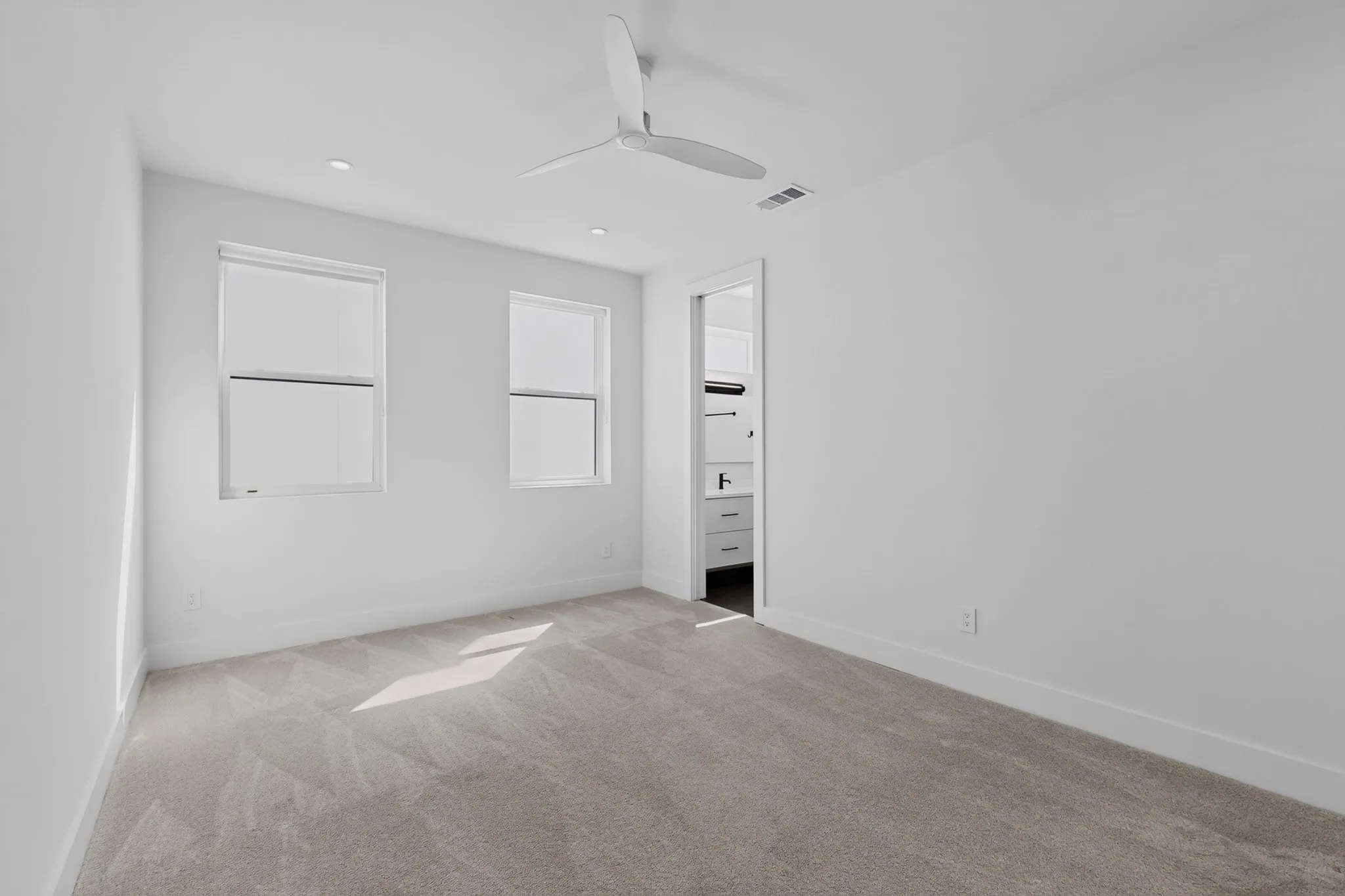 Single Family Residence For Sale in Dallas County , 5012 Mission Avenue, Dallas, Texas 75206, 4 Bedroom, 4 Bathroom, 2 Garage spaces, 2,840 Sqft, built in 2020, mls#21312975, Real Estate Agent in Dallas, Homes For Sale in Dallas county, Homes For Sale in Dallas, Realtor in Dallas Texas, Real Estate Brokerage Independent Realty Texas, Luminita Cordes Realtor