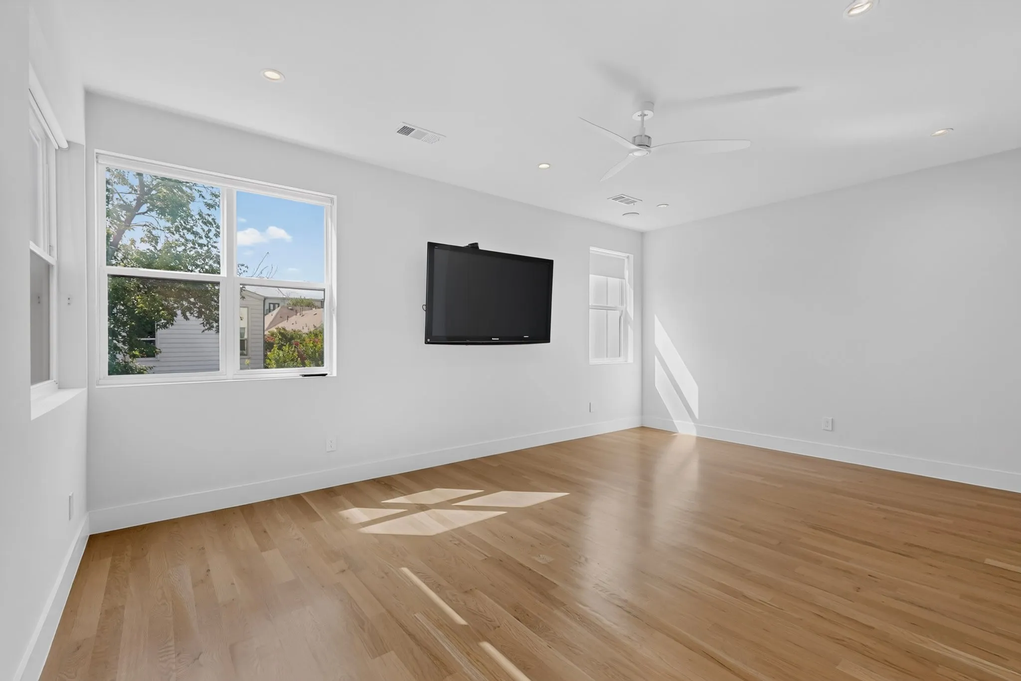 Single Family Residence For Sale in Dallas County , 5012 Mission Avenue, Dallas, Texas 75206, 4 Bedroom, 4 Bathroom, 2 Garage spaces, 2,840 Sqft, built in 2020, mls#21312975, Real Estate Agent in Dallas, Homes For Sale in Dallas county, Homes For Sale in Dallas, Realtor in Dallas Texas, Real Estate Brokerage Independent Realty Texas, Luminita Cordes Realtor