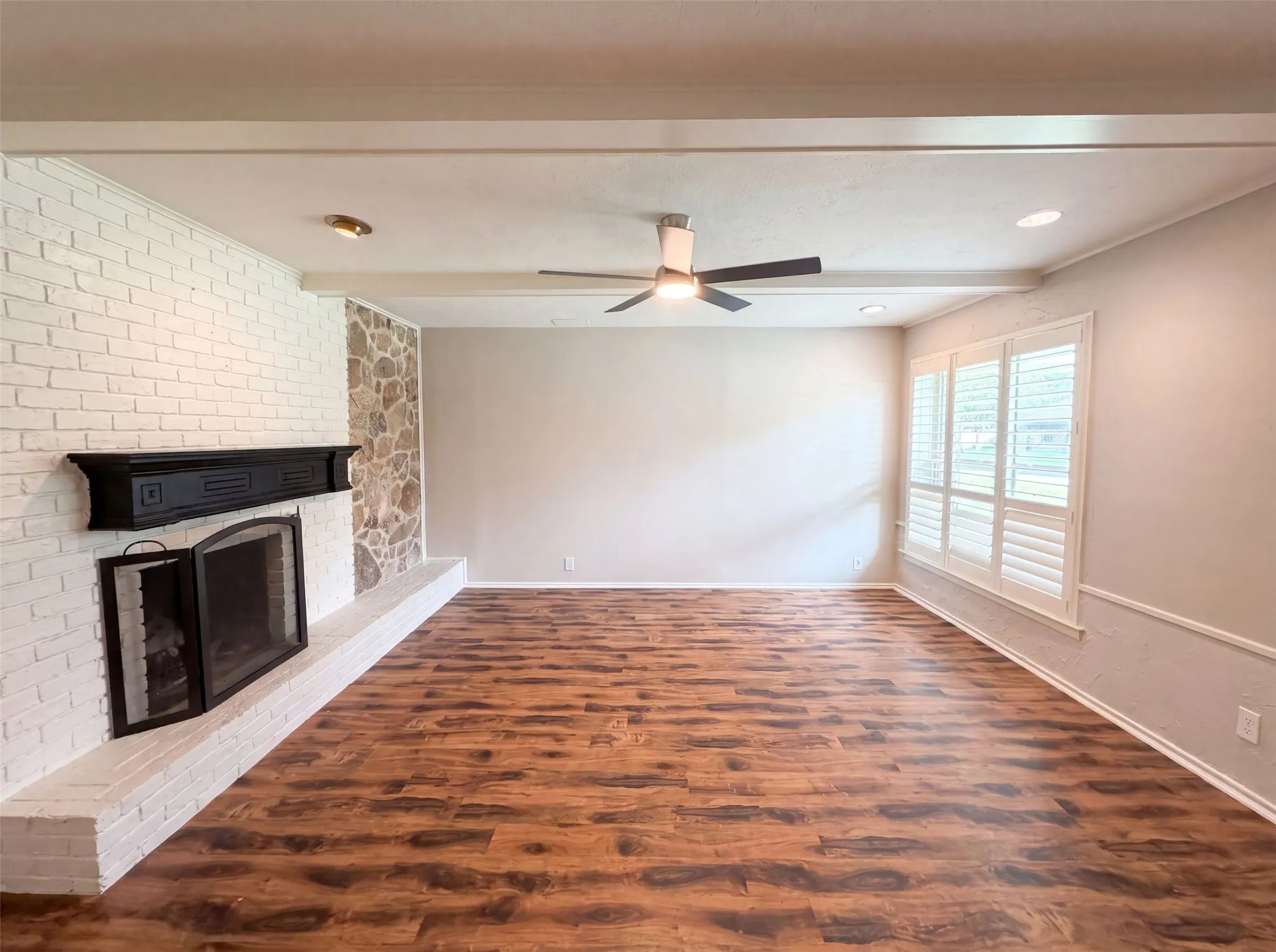 Single Family Residence For Sale in Dallas County , 1618 Woodcrest Lane, Carrollton, Texas 75006, 3 Bedroom, 2 Bathroom, 2 Garage spaces, 1,976 Sqft, built in 1970, mls#21314235, Real Estate Agent in Carrollton, Homes For Sale in Dallas county, Homes For Sale in Carrollton, Realtor in Carrollton Texas, Real Estate Brokerage Independent Realty Texas, Luminita Cordes Realtor