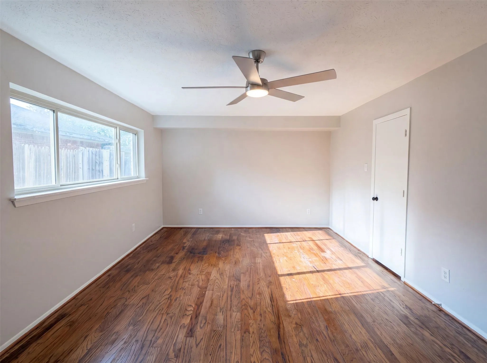 Single Family Residence For Sale in Dallas County , 1618 Woodcrest Lane, Carrollton, Texas 75006, 3 Bedroom, 2 Bathroom, 2 Garage spaces, 1,976 Sqft, built in 1970, mls#21314235, Real Estate Agent in Carrollton, Homes For Sale in Dallas county, Homes For Sale in Carrollton, Realtor in Carrollton Texas, Real Estate Brokerage Independent Realty Texas, Luminita Cordes Realtor