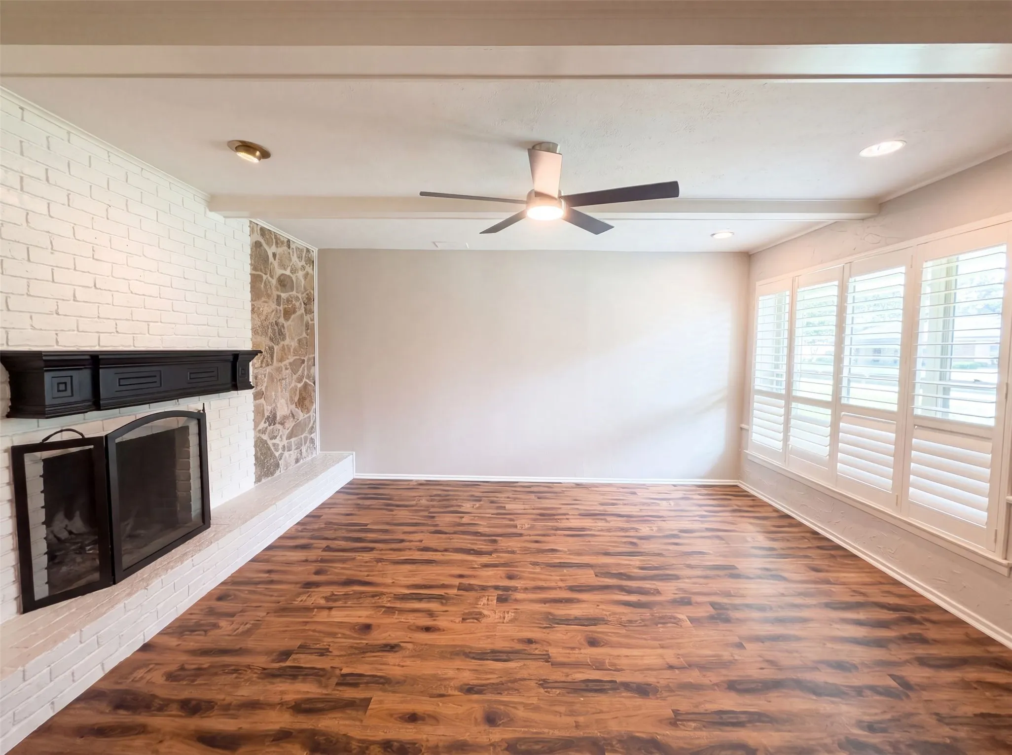 Single Family Residence For Sale in Dallas County , 1618 Woodcrest Lane, Carrollton, Texas 75006, 3 Bedroom, 2 Bathroom, 2 Garage spaces, 1,976 Sqft, built in 1970, mls#21314235, Real Estate Agent in Carrollton, Homes For Sale in Dallas county, Homes For Sale in Carrollton, Realtor in Carrollton Texas, Real Estate Brokerage Independent Realty Texas, Luminita Cordes Realtor