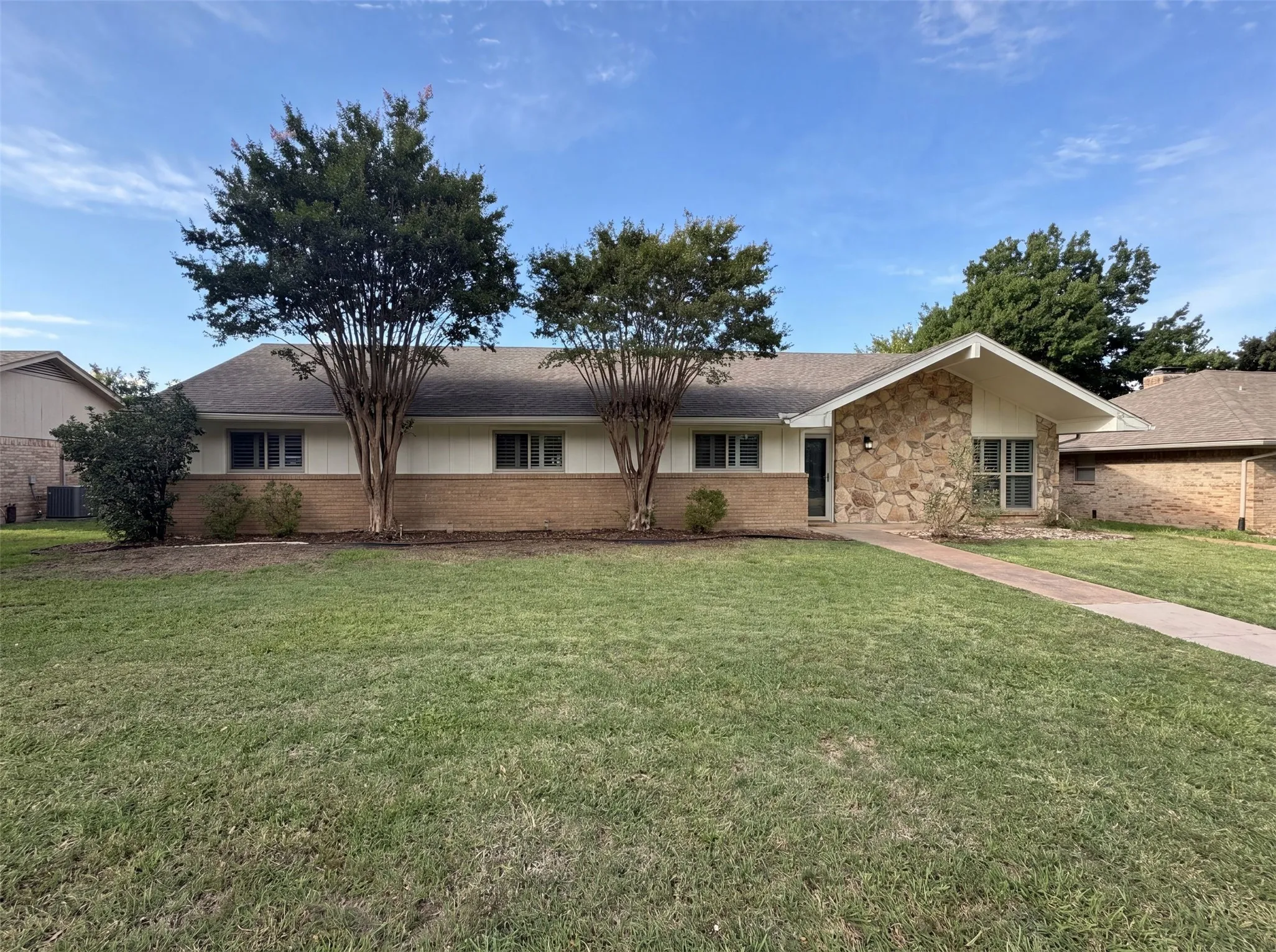 Single Family Residence For Sale in Dallas County , 1618 Woodcrest Lane, Carrollton, Texas 75006, 3 Bedroom, 2 Bathroom, 2 Garage spaces, 1,976 Sqft, built in 1970, mls#21314235, Real Estate Agent in Carrollton, Homes For Sale in Dallas county, Homes For Sale in Carrollton, Realtor in Carrollton Texas, Real Estate Brokerage Independent Realty Texas, Luminita Cordes Realtor