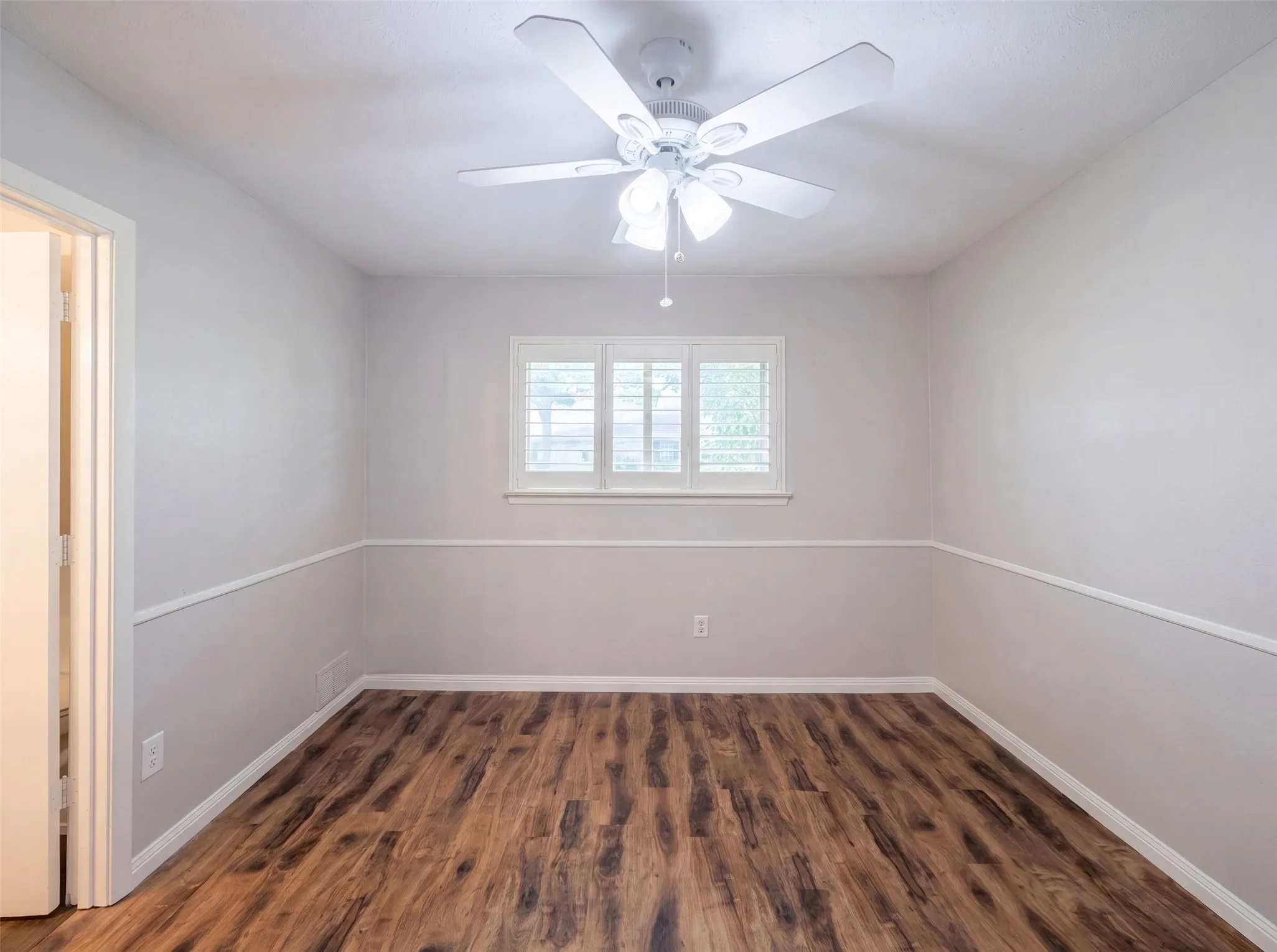 Single Family Residence For Sale in Dallas County , 1618 Woodcrest Lane, Carrollton, Texas 75006, 3 Bedroom, 2 Bathroom, 2 Garage spaces, 1,976 Sqft, built in 1970, mls#21314235, Real Estate Agent in Carrollton, Homes For Sale in Dallas county, Homes For Sale in Carrollton, Realtor in Carrollton Texas, Real Estate Brokerage Independent Realty Texas, Luminita Cordes Realtor