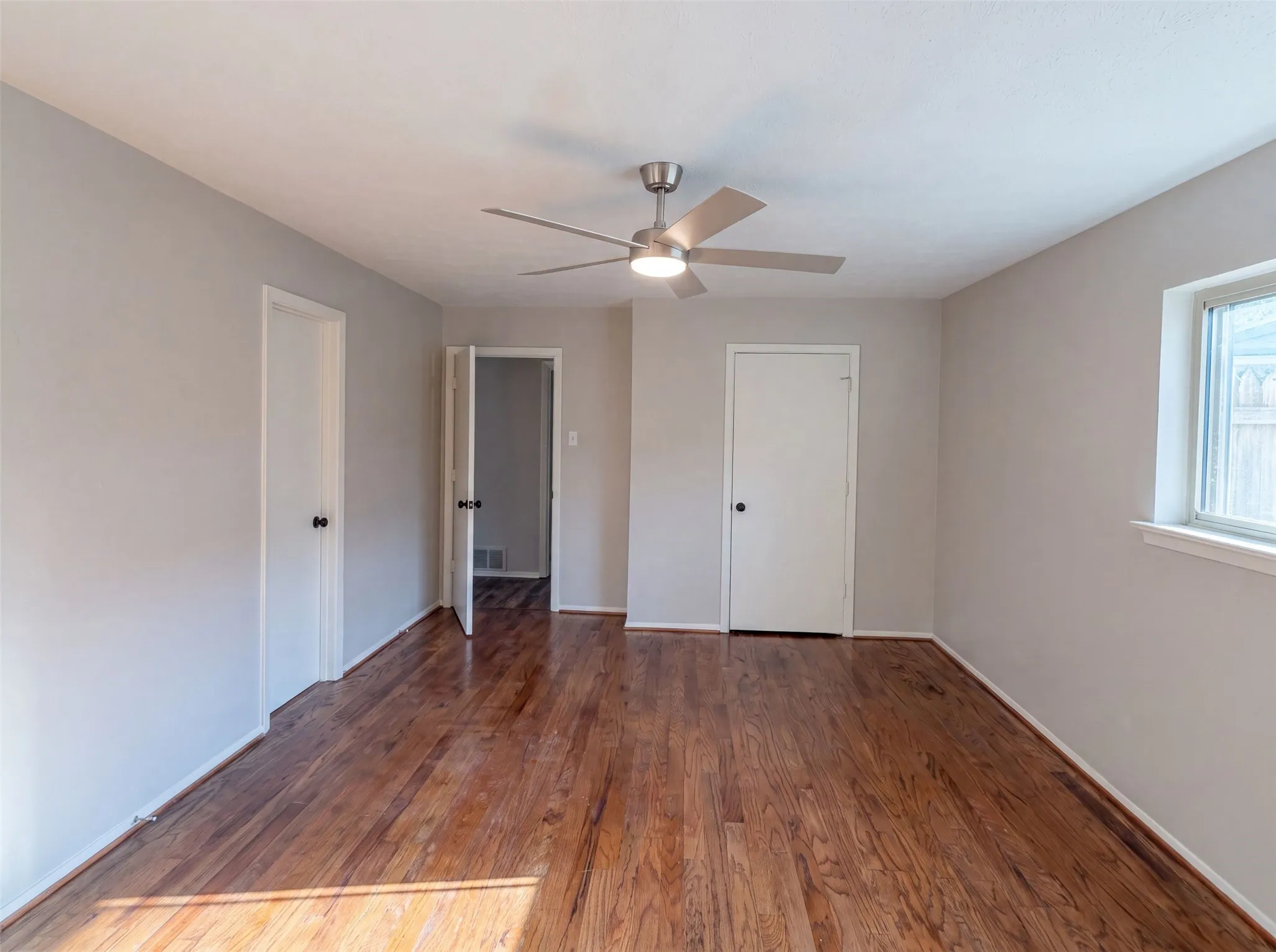 Single Family Residence For Sale in Dallas County , 1618 Woodcrest Lane, Carrollton, Texas 75006, 3 Bedroom, 2 Bathroom, 2 Garage spaces, 1,976 Sqft, built in 1970, mls#21314235, Real Estate Agent in Carrollton, Homes For Sale in Dallas county, Homes For Sale in Carrollton, Realtor in Carrollton Texas, Real Estate Brokerage Independent Realty Texas, Luminita Cordes Realtor