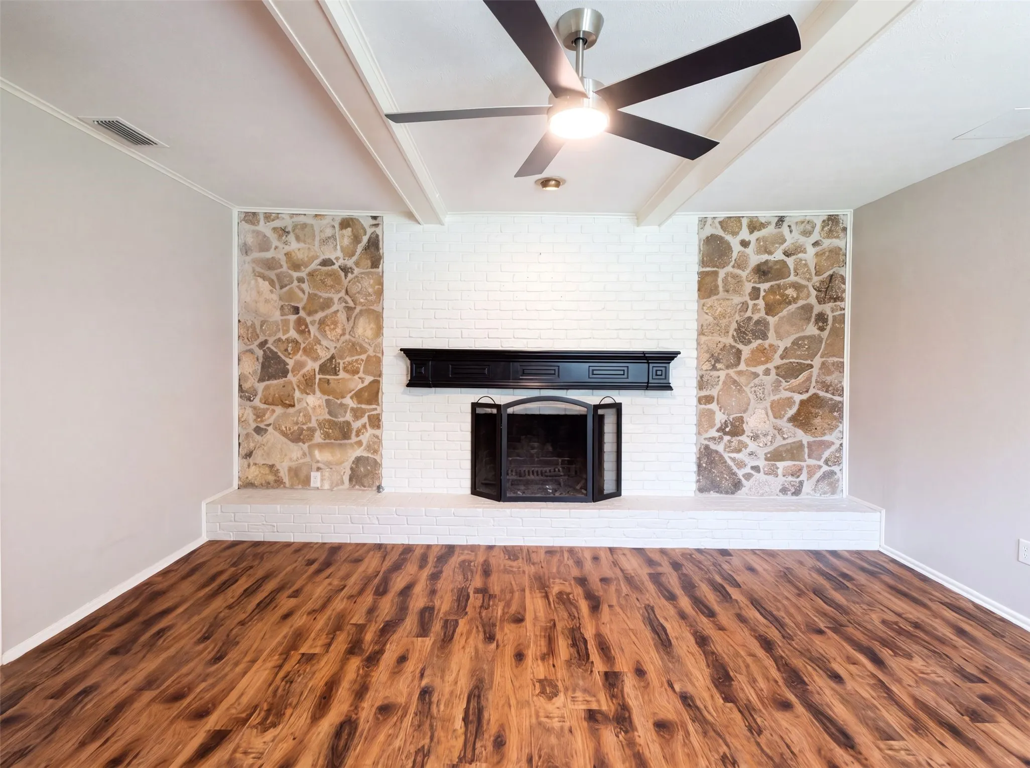 Single Family Residence For Sale in Dallas County , 1618 Woodcrest Lane, Carrollton, Texas 75006, 3 Bedroom, 2 Bathroom, 2 Garage spaces, 1,976 Sqft, built in 1970, mls#21314235, Real Estate Agent in Carrollton, Homes For Sale in Dallas county, Homes For Sale in Carrollton, Realtor in Carrollton Texas, Real Estate Brokerage Independent Realty Texas, Luminita Cordes Realtor